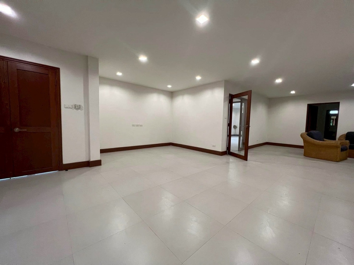 ให้เช่าบ้านอารีย์ อนุสาวรีย์ : ให้เช่า บ้านเดี่ยว Mid Century House ราชครู เขตพญาไท ใกล้ อารีย์ และเลี้ยงสัตว์ได้ Pet Friendly