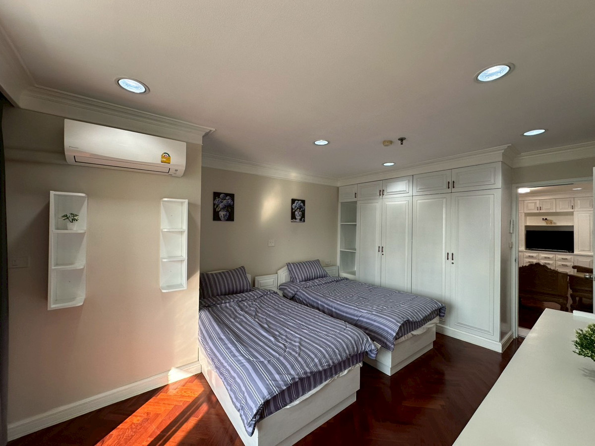 For RentCondoSukhumvit, Asoke, Thonglor : ✨Condo for rent in the Ekkamai area at Modern Town. 3 bedrooms, fully furnished, close to shopping areas and BTS Ekkamai. Ready to move in.