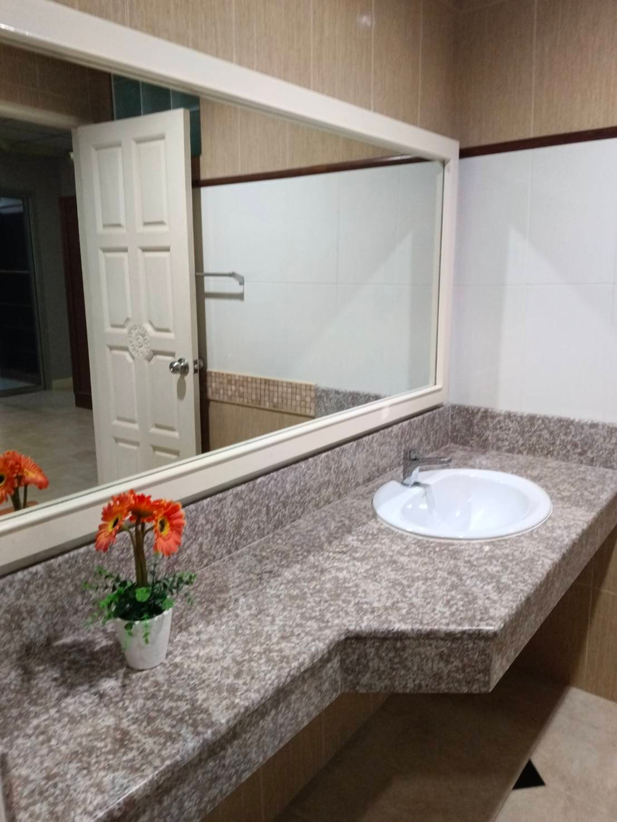 ขายทาวน์โฮมลาดพร้าว101 แฮปปี้แลนด์ : ลดเป็นล้าน  ด่วน !   บ้าน & โฮมออฟฟิต 2 ชั้น  พร้อมเข้าอยู่ได้เลย   หลังริม ทำเลเลียบด่วน และ ลาดพร้าว 87 หน้ากว้าง 10 เมตร 