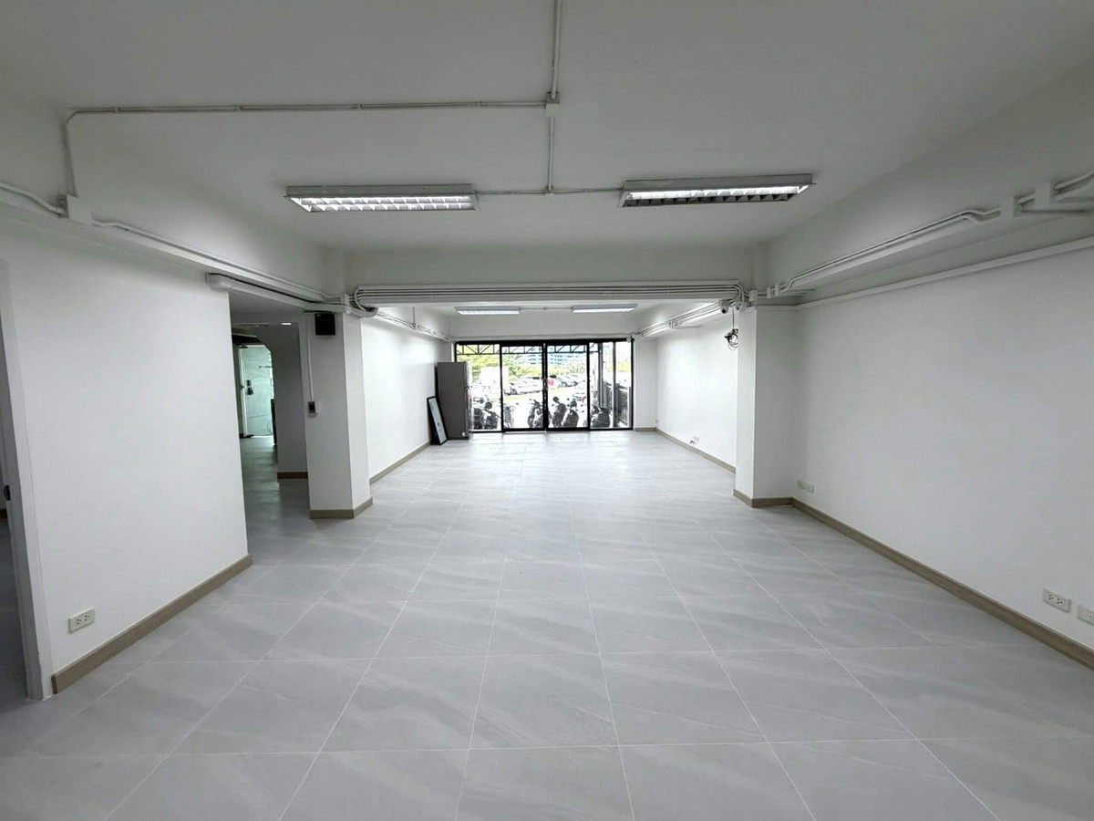 For RentRetail SpacePattanakan, Srinakarin : For rent, 5-story building with elevator, for business, offices, clinics, wellness, schools, institutes, has parking + common area, easy entry and exit, near luxury homes and international schools.