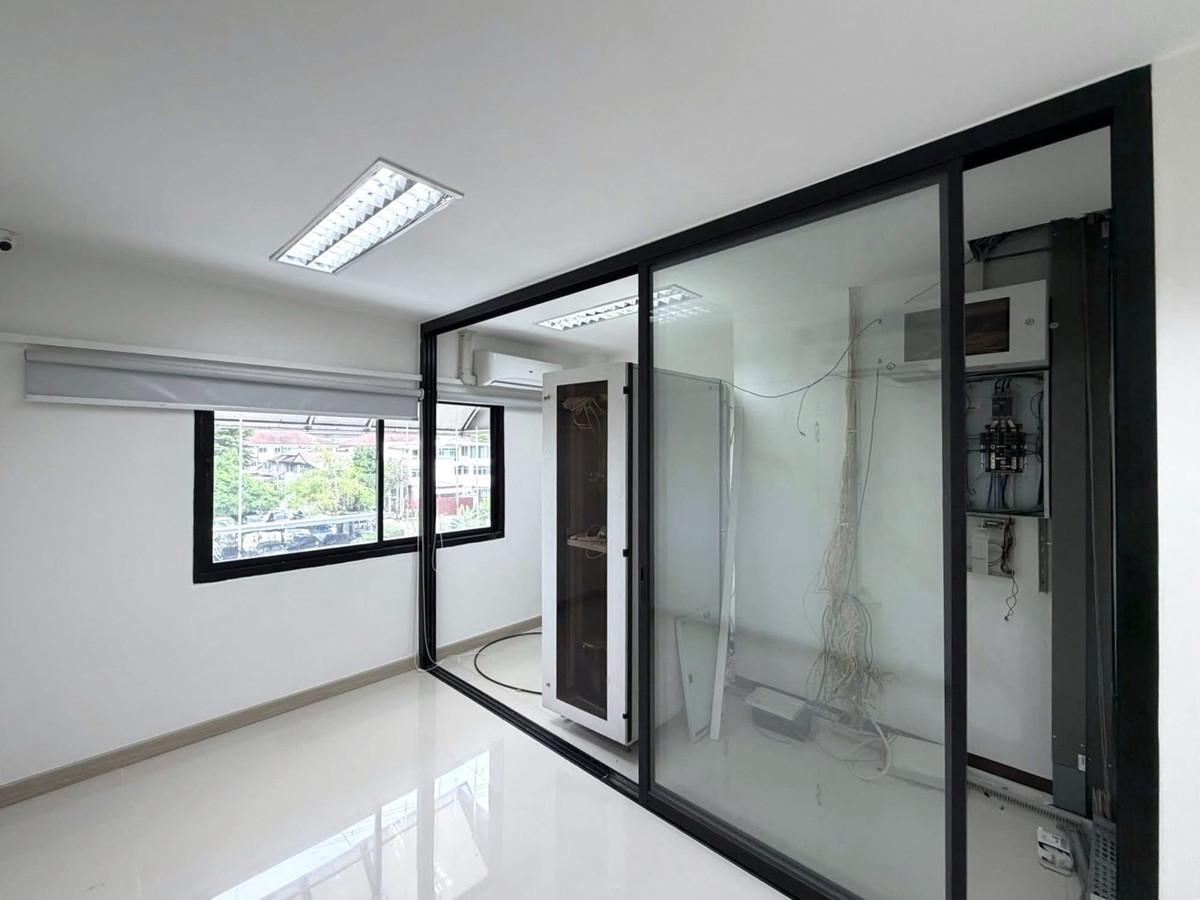 For RentRetail SpacePattanakan, Srinakarin : For rent, 5-story building with elevator, for business, offices, clinics, wellness, schools, institutes, has parking + common area, easy entry and exit, near luxury homes and international schools.