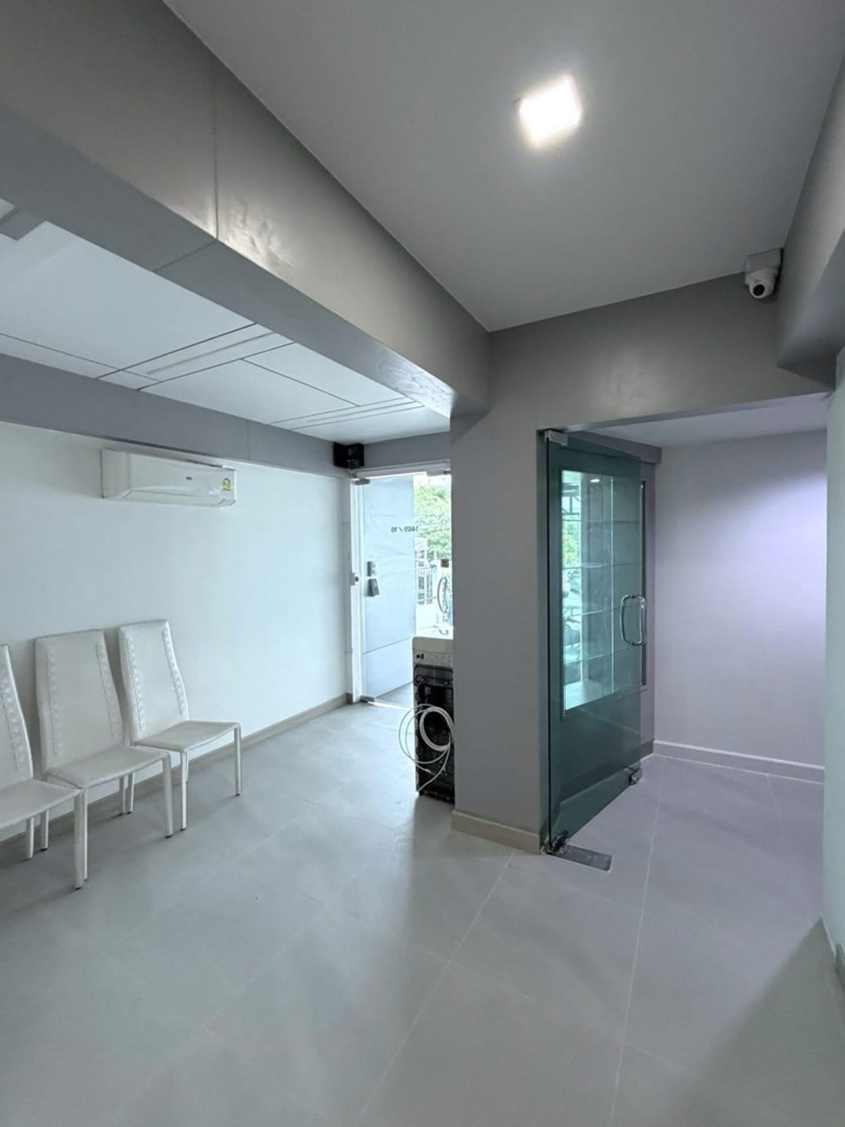 For RentRetail SpacePattanakan, Srinakarin : For rent, 5-story building with elevator, for business, offices, clinics, wellness, schools, institutes, has parking + common area, easy entry and exit, near luxury homes and international schools.