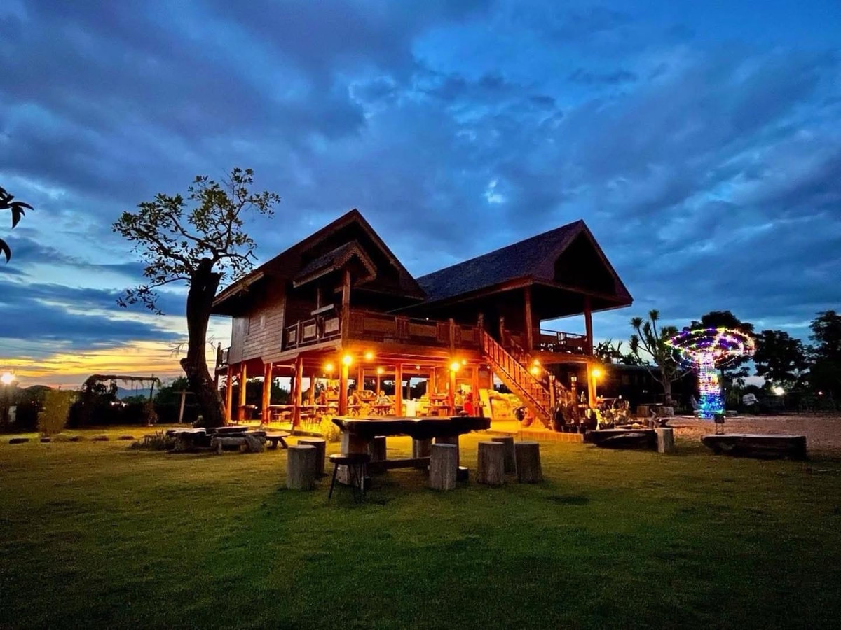 For SaleHousePhrae : Old teak houses for sale, large and small. Complete with train carriages On land in a prime location, Phrae Province, over 8 rai, next to the road along the irrigation canal, mountain view, cool and shady atmosphere mixed with the scent of nature in every