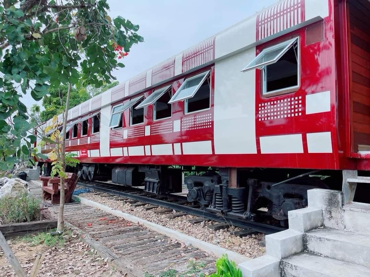 For SaleHousePhrae : Old teak houses for sale, large and small. Complete with train carriages On land in a prime location, Phrae Province, over 8 rai, next to the road along the irrigation canal, mountain view, cool and shady atmosphere mixed with the scent of nature in every