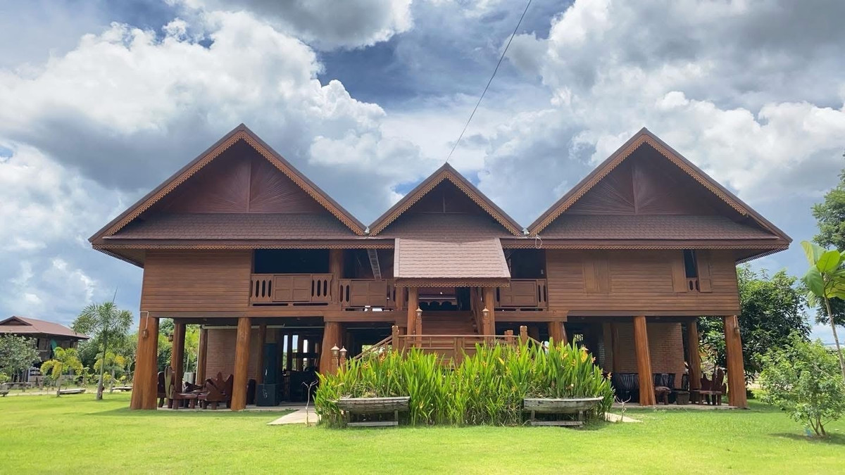 For SaleHousePhrae : Old teak houses for sale, large and small. Complete with train carriages On land in a prime location, Phrae Province, over 8 rai, next to the road along the irrigation canal, mountain view, cool and shady atmosphere mixed with the scent of nature in every