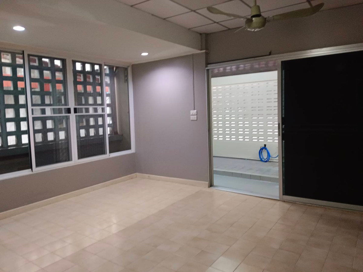 ขายทาวน์โฮมลาดพร้าว101 แฮปปี้แลนด์ : ลดเป็นล้าน  ด่วน !   บ้าน & โฮมออฟฟิต 2 ชั้น  พร้อมเข้าอยู่ได้เลย   หลังริม ทำเลเลียบด่วน และ ลาดพร้าว 87 หน้ากว้าง 10 เมตร 