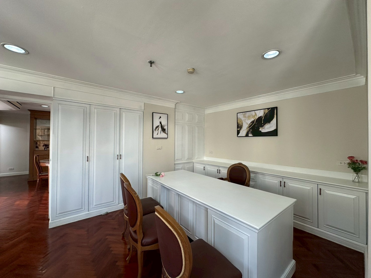 For RentCondoSukhumvit, Asoke, Thonglor : ✨Condo for rent in the Ekkamai area at Modern Town. 3 bedrooms, fully furnished, close to shopping areas and BTS Ekkamai. Ready to move in.