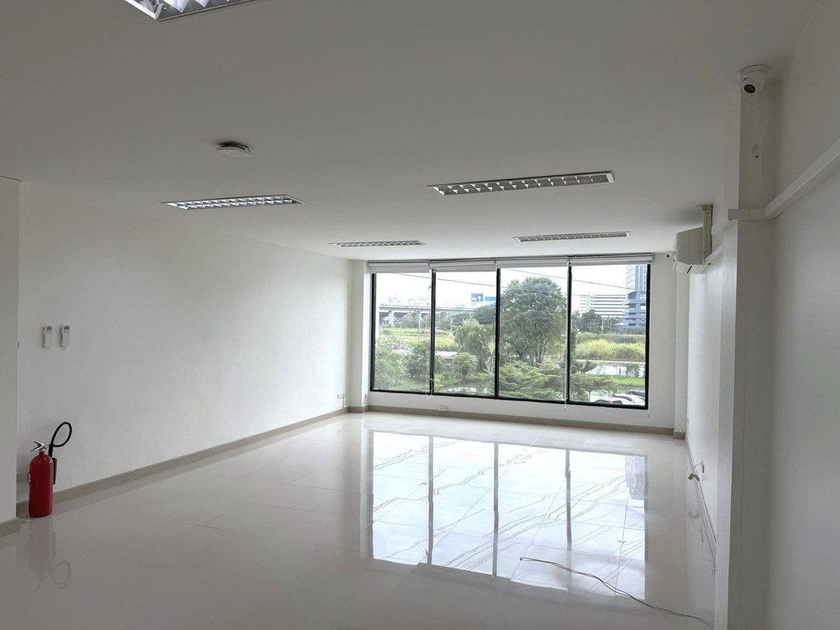 For RentRetail SpacePattanakan, Srinakarin : For rent, 5-story building with elevator, for business, offices, clinics, wellness, schools, institutes, has parking + common area, easy entry and exit, near luxury homes and international schools.