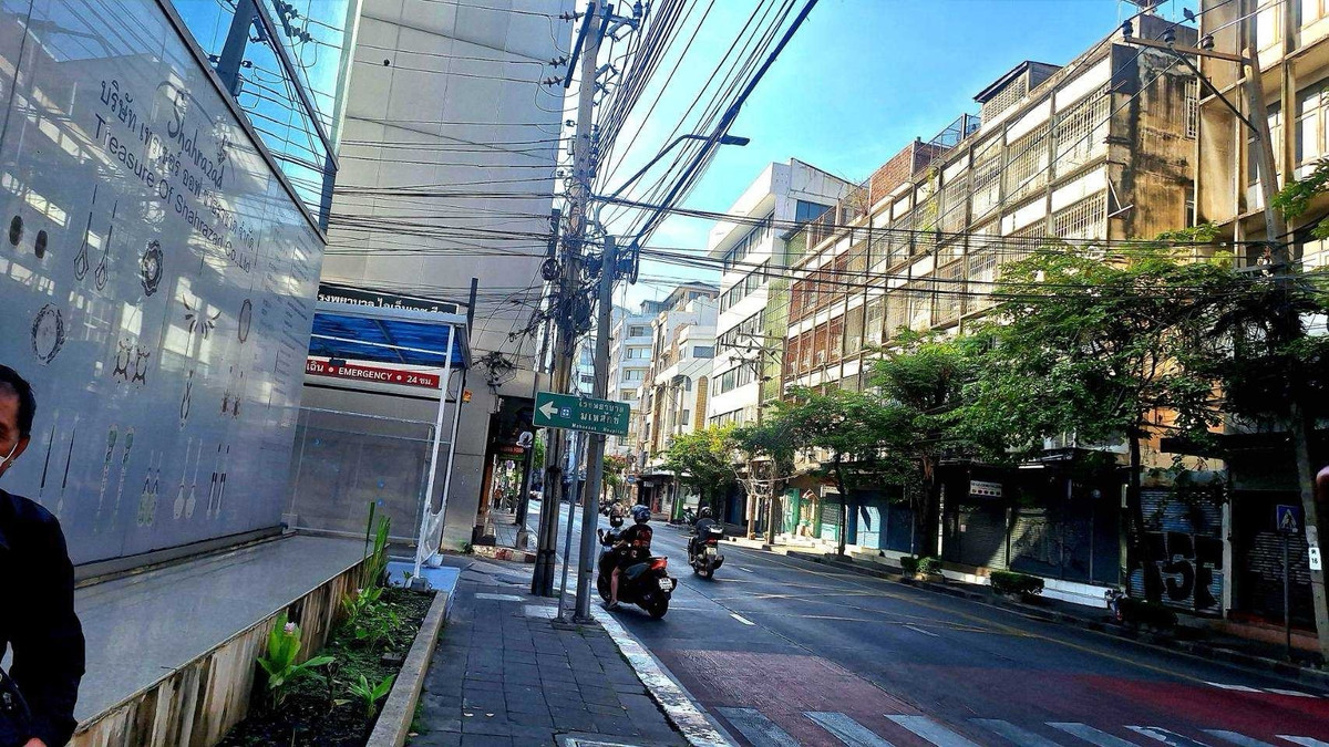 ขายอาคารพาณิชย์สีลม ศาลาแดง บางรัก : ขายอาคารพาณิชย์ 6 คูหาติดกัน สีลม บางรัก เนื้อที่ 121.10 ตร.ว. แขวงสุริยวงศ์ เขตบางรัก กรุงเทพมหานคร