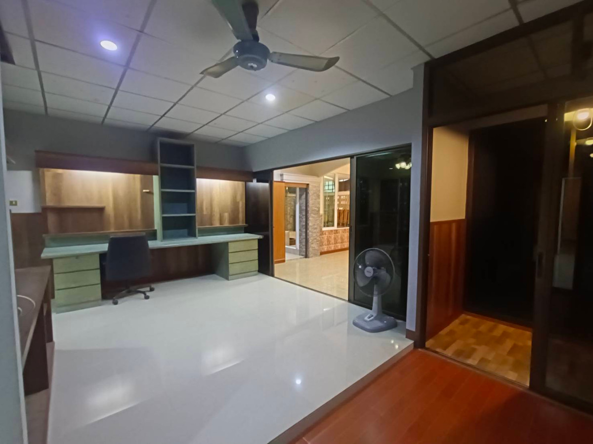 ขายทาวน์โฮมลาดพร้าว101 แฮปปี้แลนด์ : ลดเป็นล้าน  ด่วน !   บ้าน & โฮมออฟฟิต 2 ชั้น  พร้อมเข้าอยู่ได้เลย   หลังริม ทำเลเลียบด่วน และ ลาดพร้าว 87 หน้ากว้าง 10 เมตร 