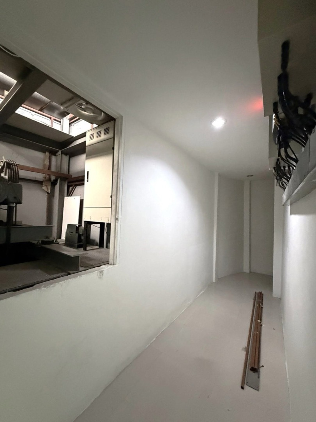 For RentRetail SpacePattanakan, Srinakarin : For rent, 5-story building with elevator, for business, offices, clinics, wellness, schools, institutes, has parking + common area, easy entry and exit, near luxury homes and international schools.