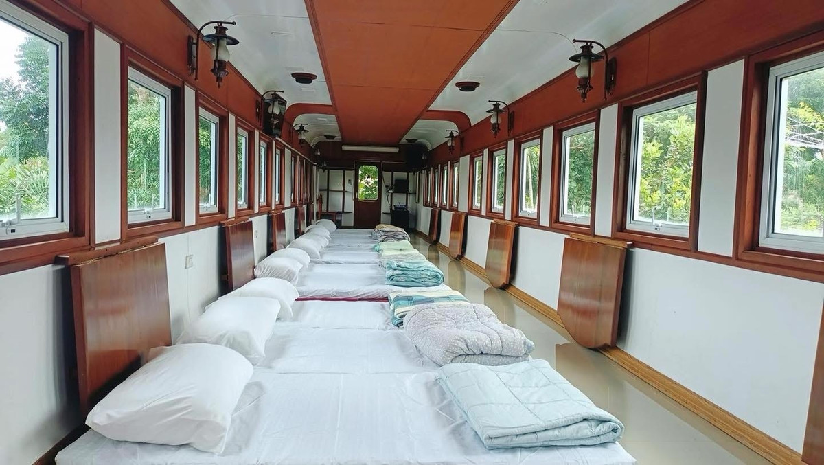 For SaleHousePhrae : Old teak houses for sale, large and small. Complete with train carriages On land in a prime location, Phrae Province, over 8 rai, next to the road along the irrigation canal, mountain view, cool and shady atmosphere mixed with the scent of nature in every