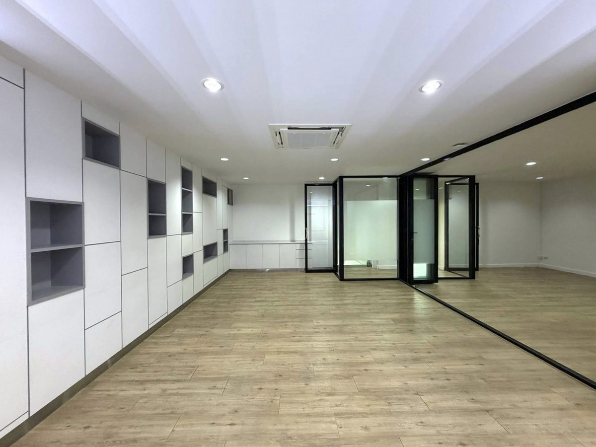 For RentRetail SpacePattanakan, Srinakarin : For rent, 5-story building with elevator, for business, offices, clinics, wellness, schools, institutes, has parking + common area, easy entry and exit, near luxury homes and international schools.