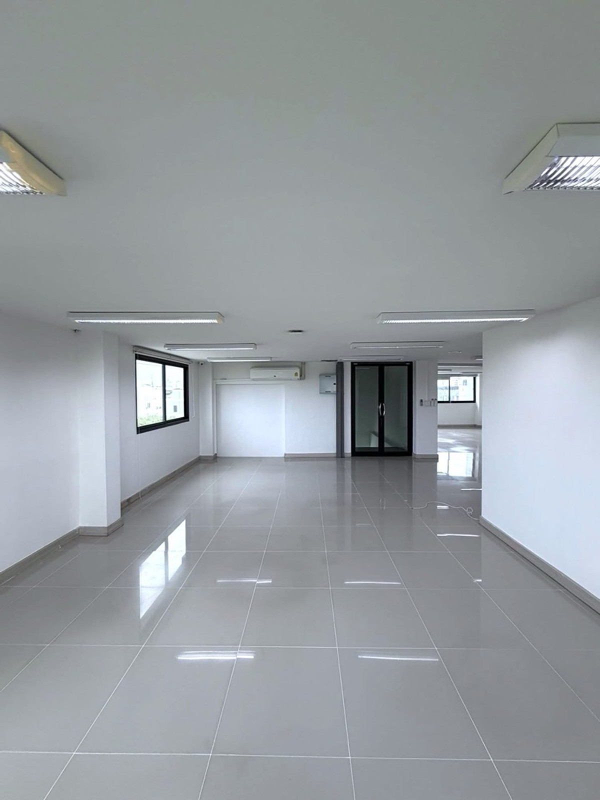For RentRetail SpacePattanakan, Srinakarin : For rent, 5-story building with elevator, for business, offices, clinics, wellness, schools, institutes, has parking + common area, easy entry and exit, near luxury homes and international schools.
