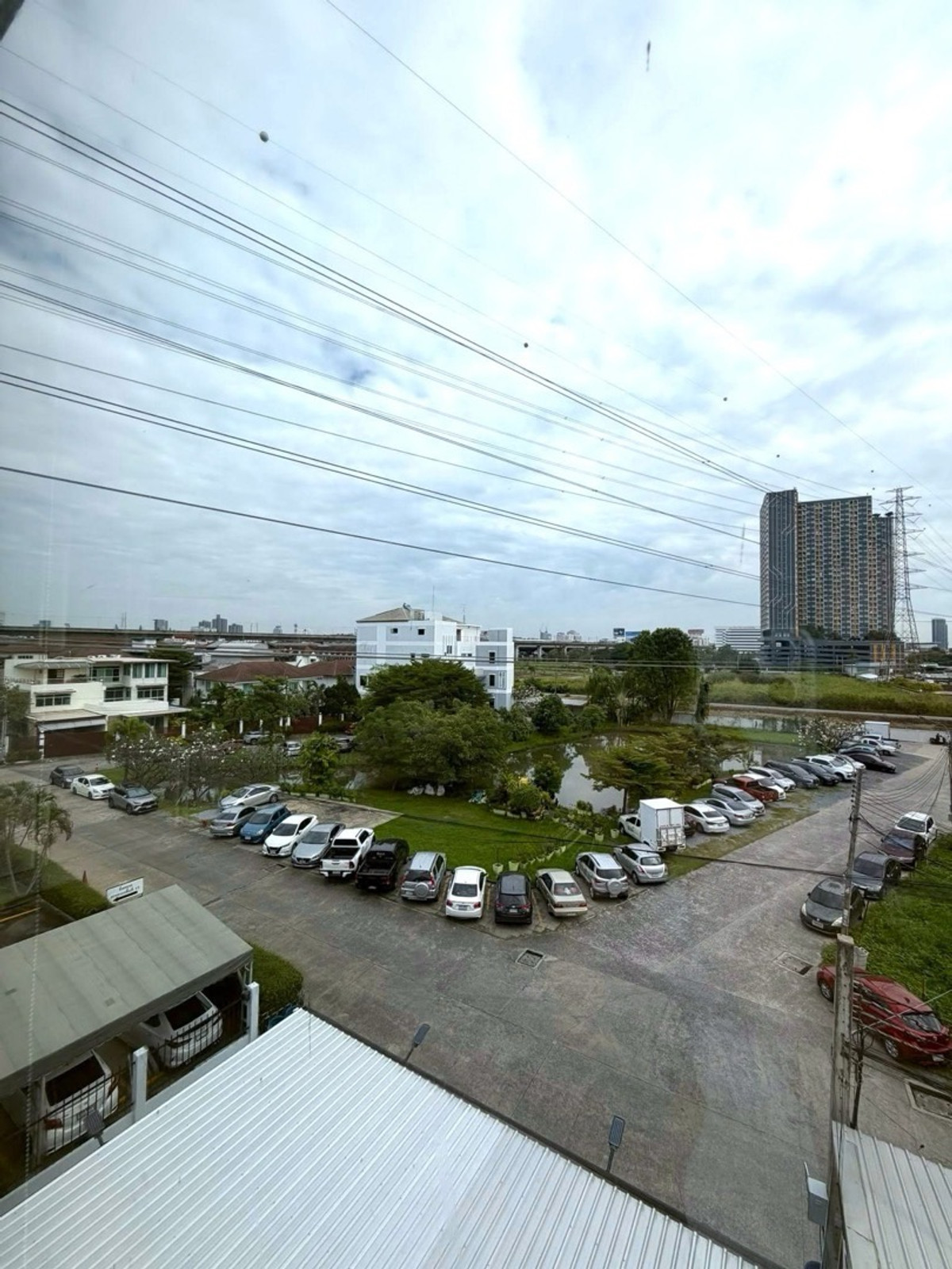 For RentRetail SpacePattanakan, Srinakarin : For rent, 5-story building with elevator, for business, offices, clinics, wellness, schools, institutes, has parking + common area, easy entry and exit, near luxury homes and international schools.