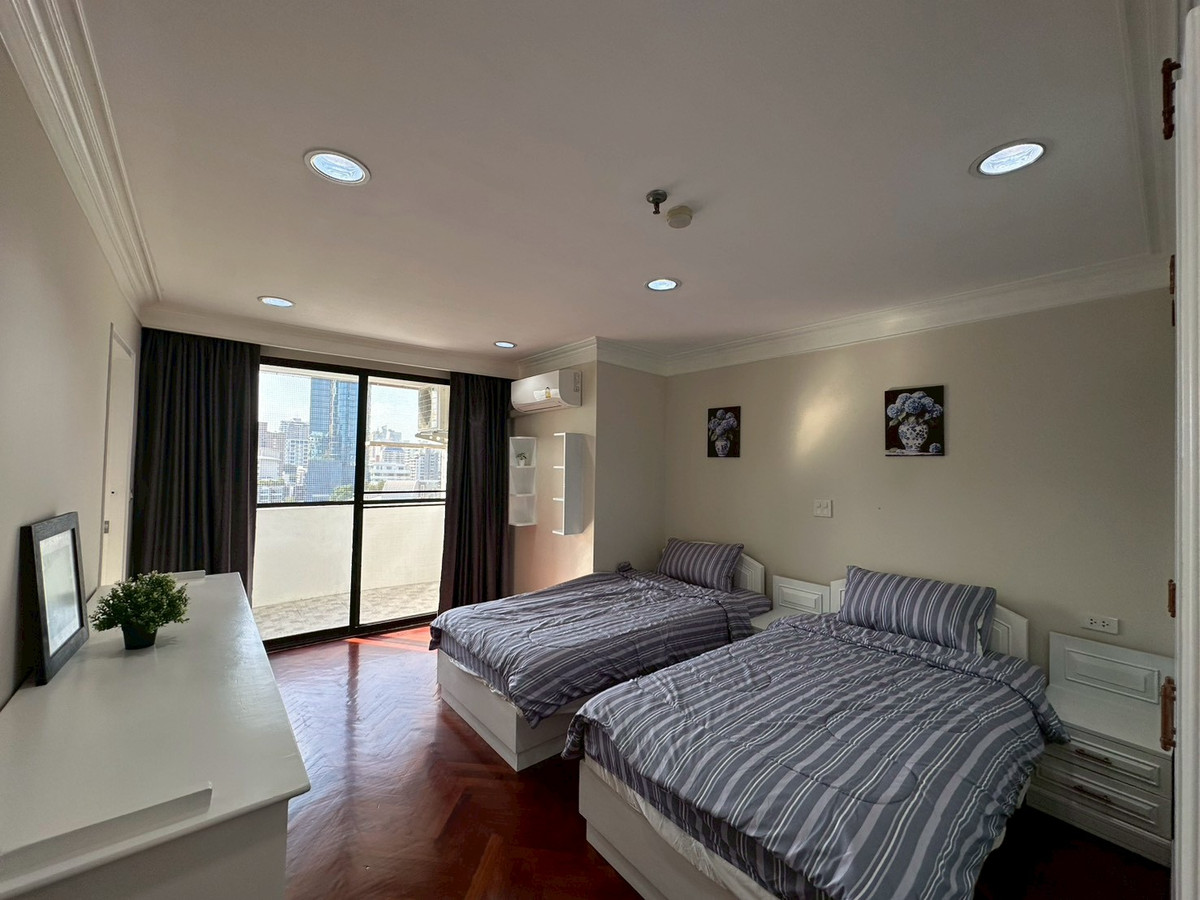 For RentCondoSukhumvit, Asoke, Thonglor : ✨Condo for rent in the Ekkamai area at Modern Town. 3 bedrooms, fully furnished, close to shopping areas and BTS Ekkamai. Ready to move in.