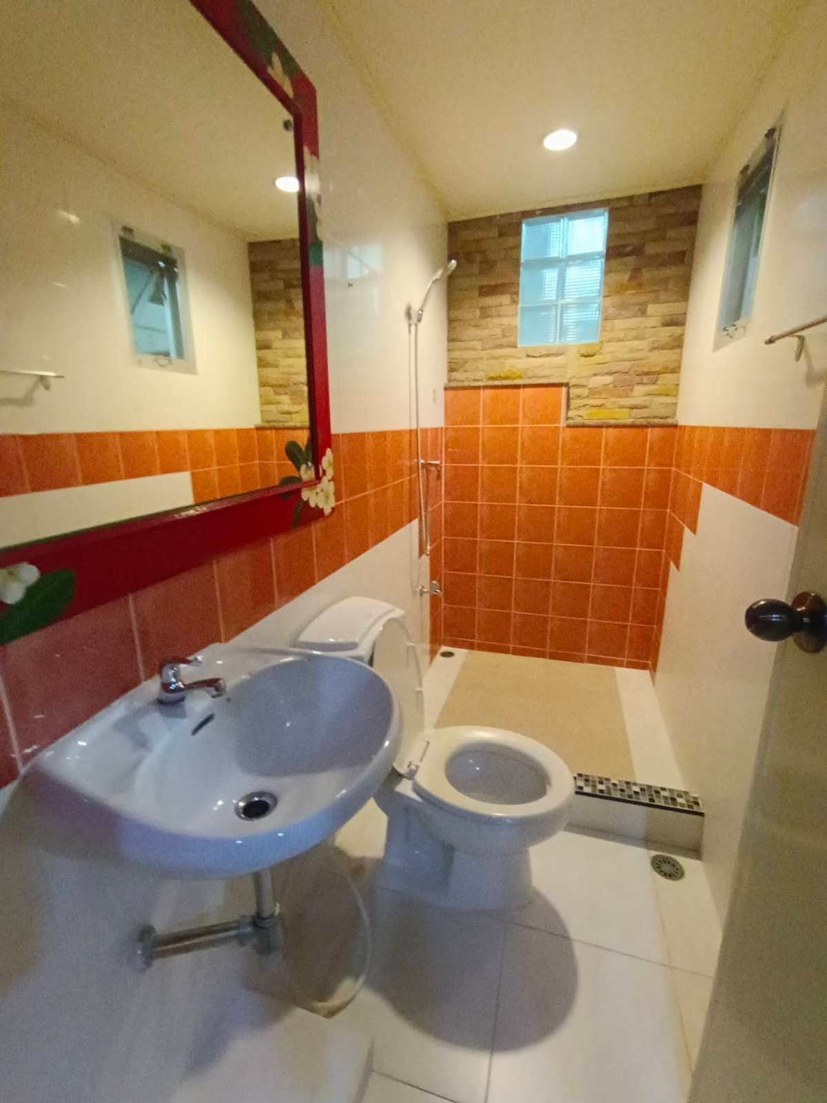 ขายทาวน์โฮมลาดพร้าว101 แฮปปี้แลนด์ : ลดเป็นล้าน  ด่วน !   บ้าน & โฮมออฟฟิต 2 ชั้น  พร้อมเข้าอยู่ได้เลย   หลังริม ทำเลเลียบด่วน และ ลาดพร้าว 87 หน้ากว้าง 10 เมตร 