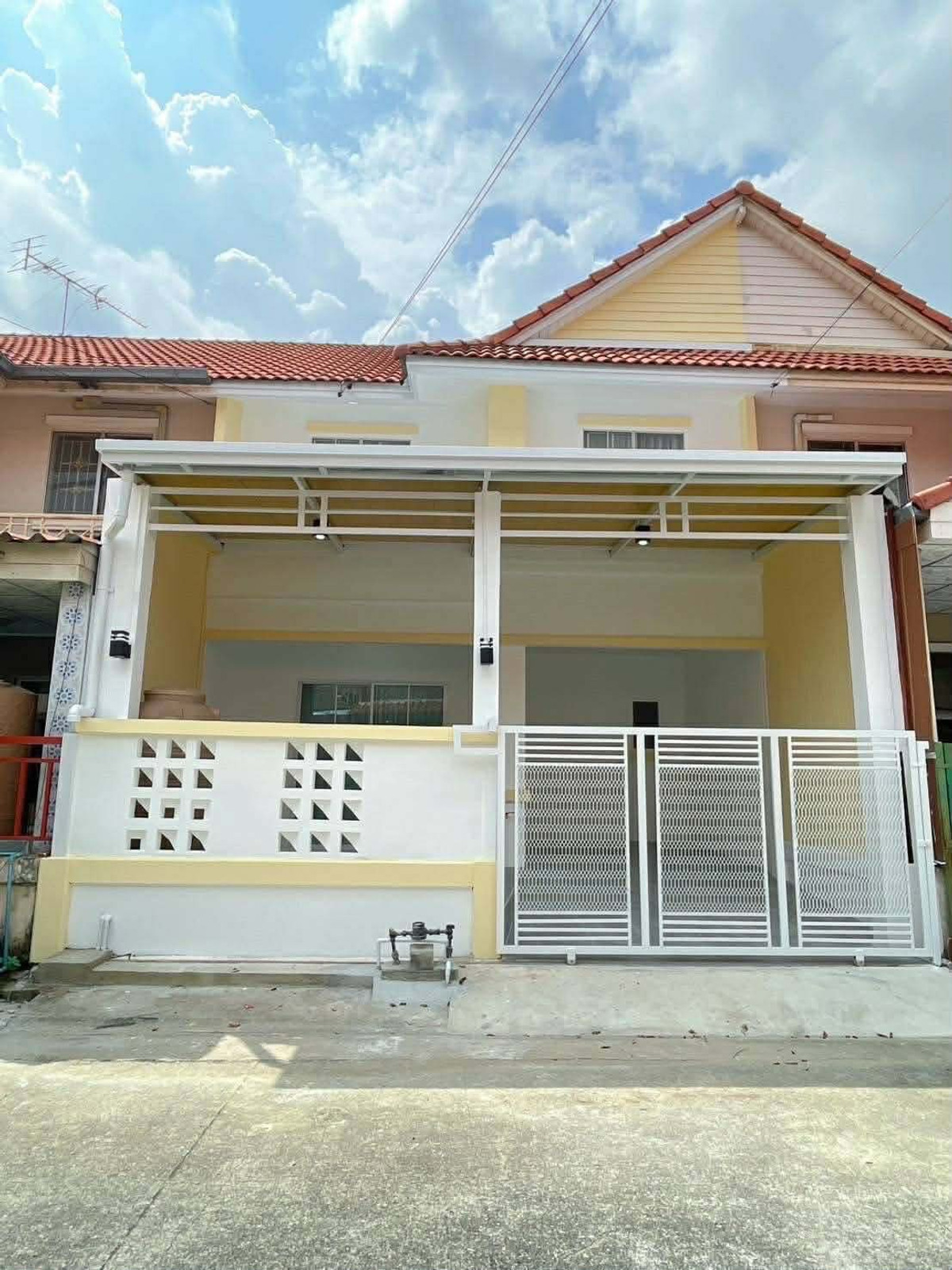 For SaleTownhomePathum Thani,Rangsit, Thammasat : ME2500563 Townhome for sale, 3 bedrooms, Pruksa Sea Village, newly decorated, free furniture throughout.