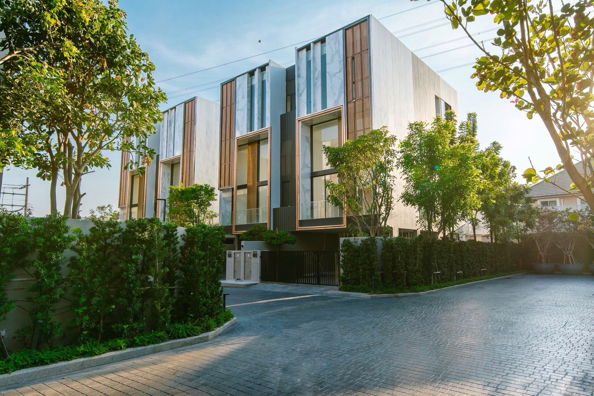 ขายทาวน์โฮมลาดพร้าว เซ็นทรัลลาดพร้าว : ราคาพิเศษ ‼️Novel Residence Ladprao 18 ขนาด 350 Sq.m 3 bed 4 bath พิเศษ เพียง 32.9 MB เท่านั้น !! ติดต่อ 086-795-9997 