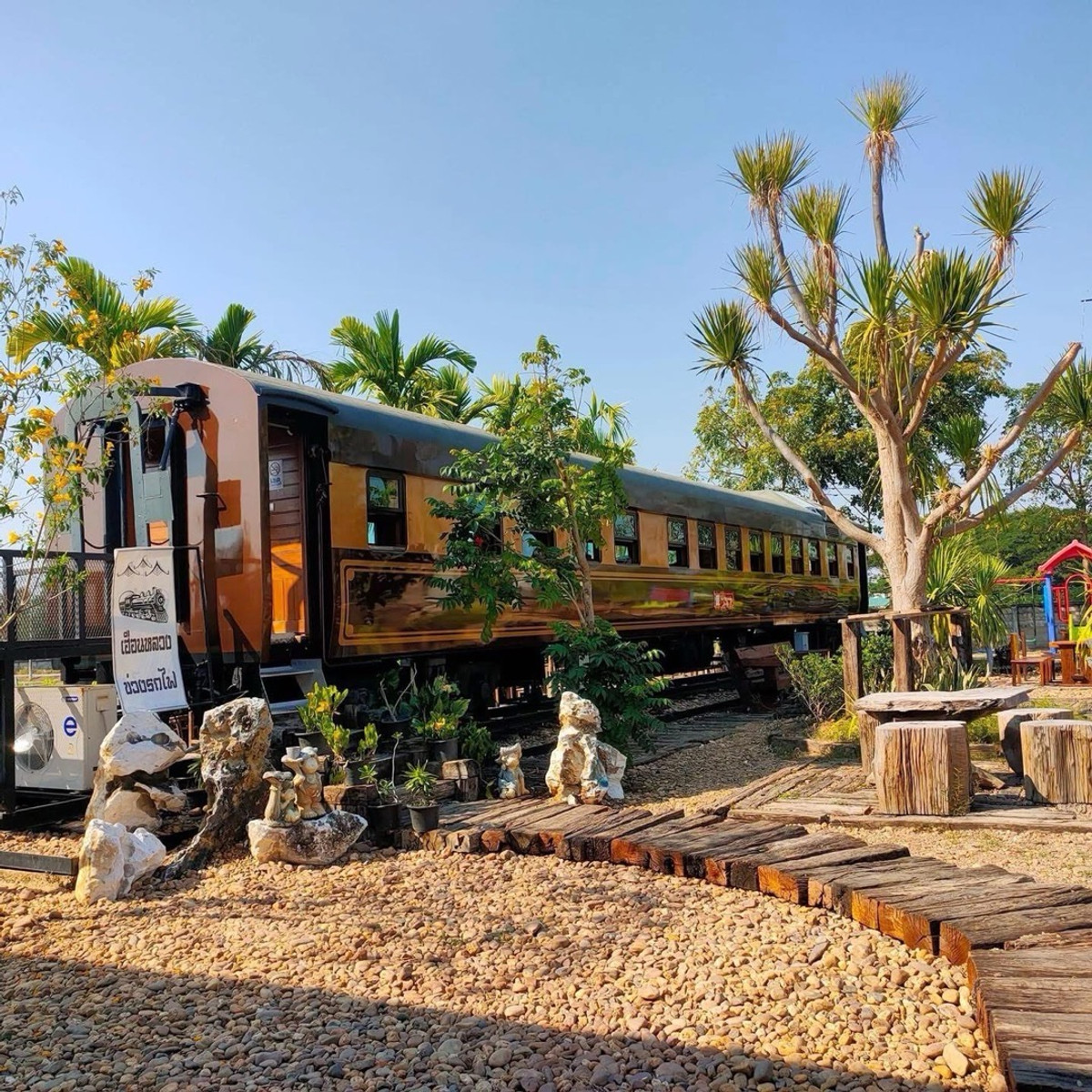 For SaleHousePhrae : Old teak houses for sale, large and small. Complete with train carriages On land in a prime location, Phrae Province, over 8 rai, next to the road along the irrigation canal, mountain view, cool and shady atmosphere mixed with the scent of nature in every