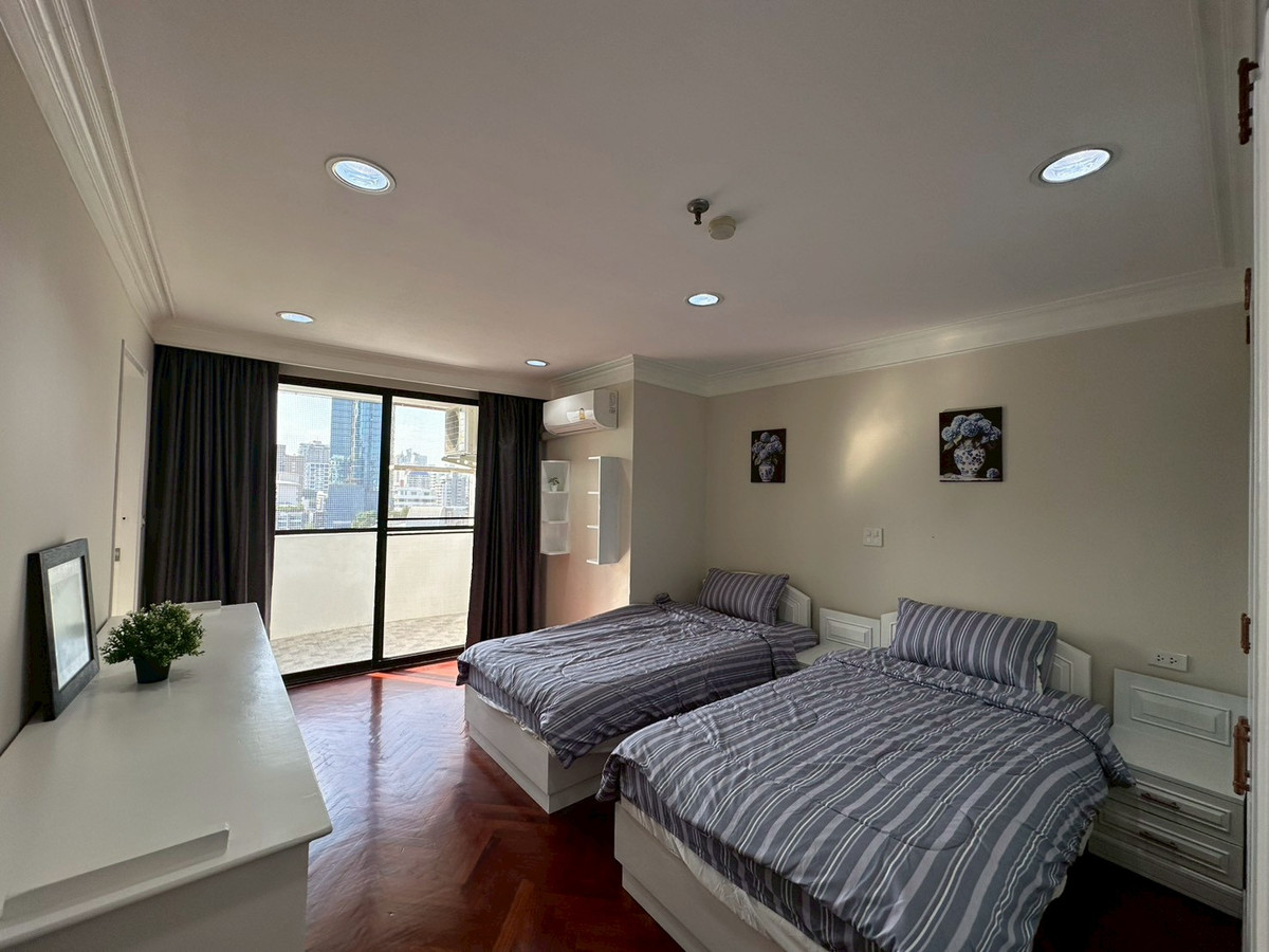 For RentCondoSukhumvit, Asoke, Thonglor : ✨Condo for rent in the Ekkamai area at Modern Town. 3 bedrooms, fully furnished, close to shopping areas and BTS Ekkamai. Ready to move in.