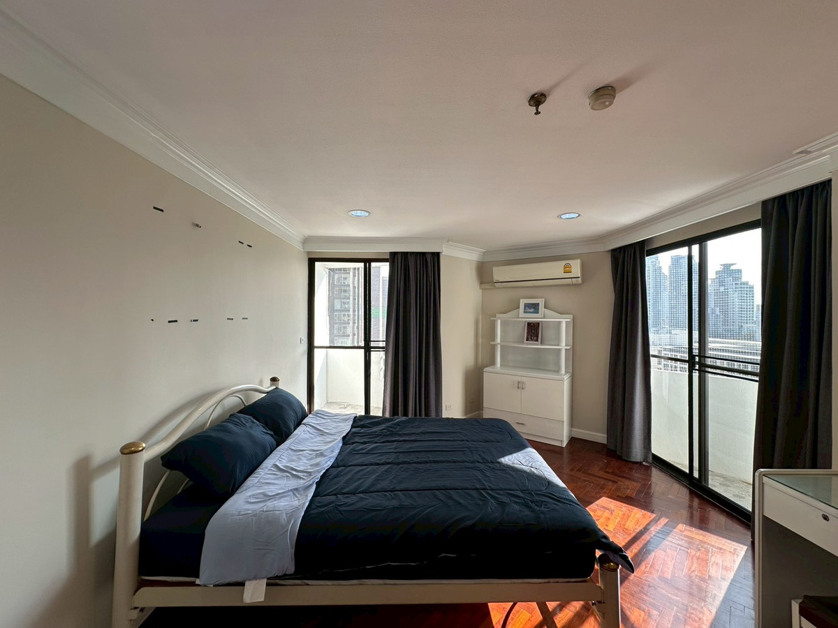 For RentCondoSukhumvit, Asoke, Thonglor : ✨Condo for rent in the Ekkamai area at Modern Town. 3 bedrooms, fully furnished, close to shopping areas and BTS Ekkamai. Ready to move in.