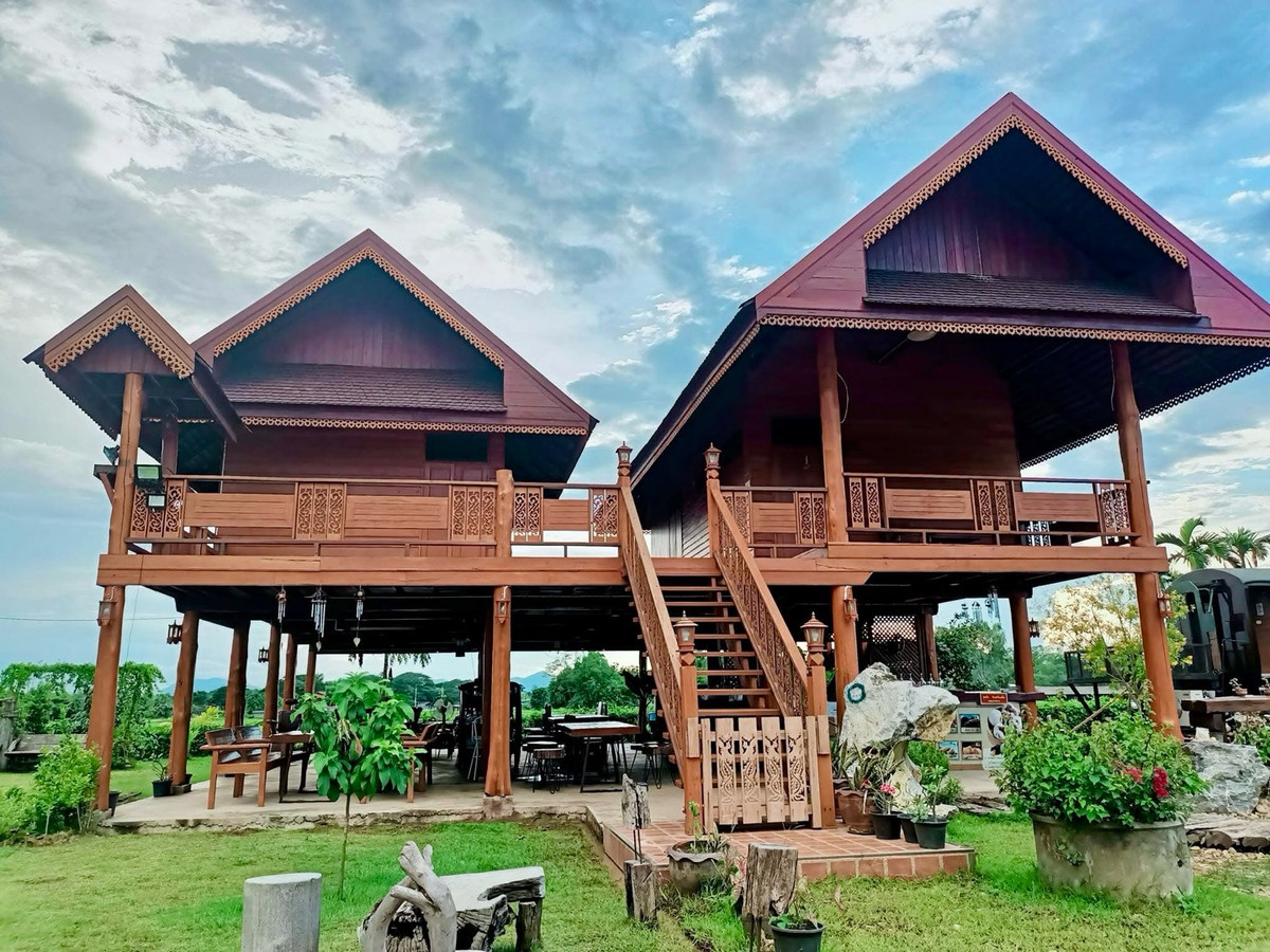 For SaleHousePhrae : Old teak houses for sale, large and small. Complete with train carriages On land in a prime location, Phrae Province, over 8 rai, next to the road along the irrigation canal, mountain view, cool and shady atmosphere mixed with the scent of nature in every
