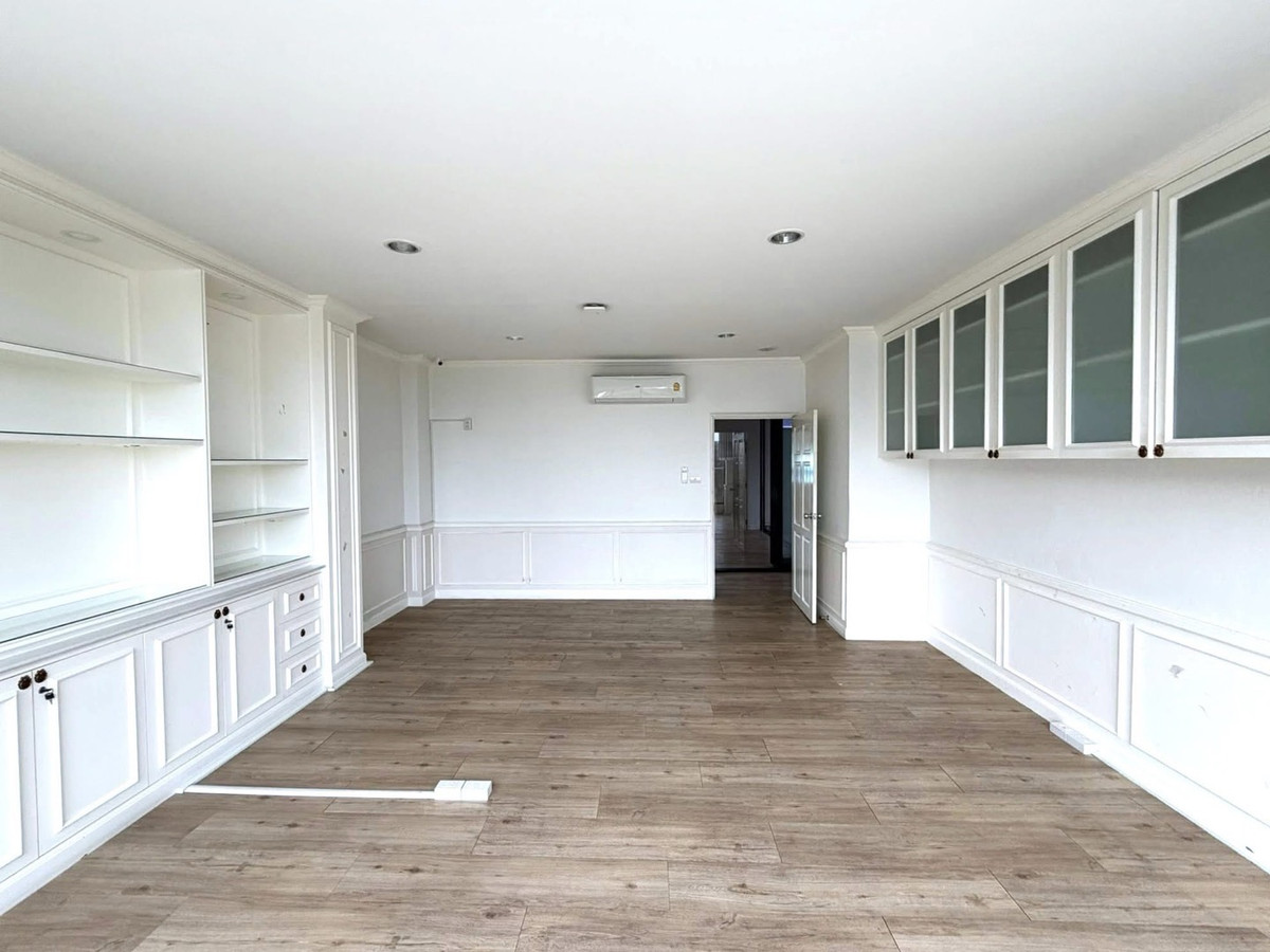 For RentRetail SpacePattanakan, Srinakarin : For rent, 5-story building with elevator, for business, offices, clinics, wellness, schools, institutes, has parking + common area, easy entry and exit, near luxury homes and international schools.