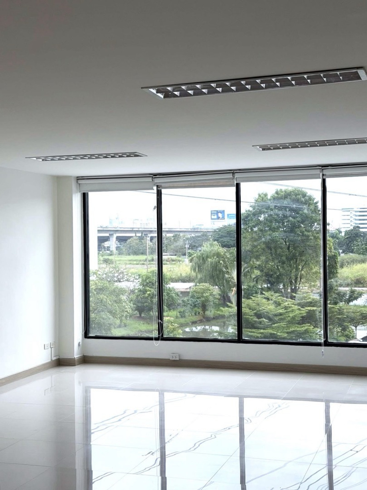 For RentRetail SpacePattanakan, Srinakarin : For rent, 5-story building with elevator, for business, offices, clinics, wellness, schools, institutes, has parking + common area, easy entry and exit, near luxury homes and international schools.