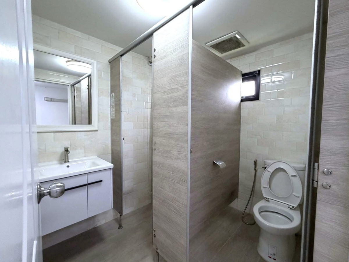 For RentRetail SpacePattanakan, Srinakarin : For rent, 5-story building with elevator, for business, offices, clinics, wellness, schools, institutes, has parking + common area, easy entry and exit, near luxury homes and international schools.