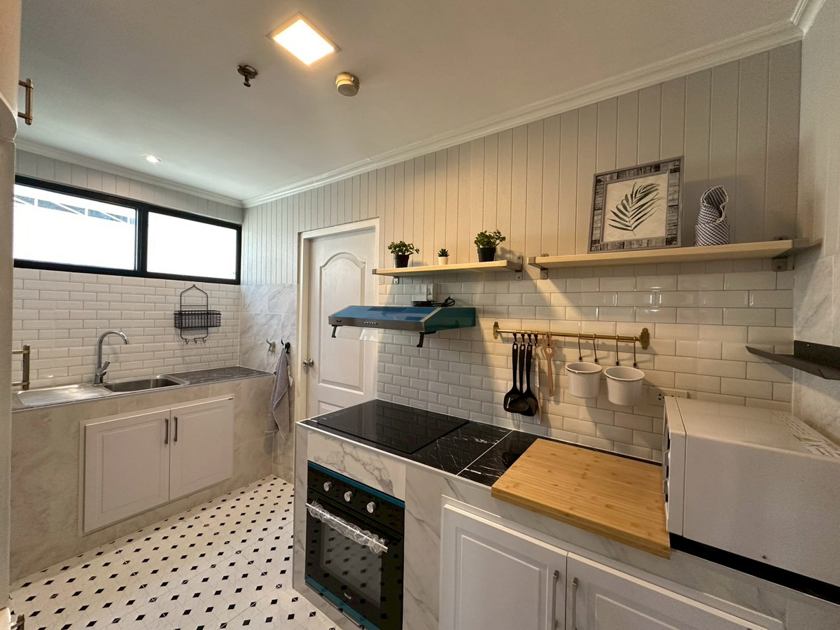 For RentCondoSukhumvit, Asoke, Thonglor : ✨Condo for rent in the Ekkamai area at Modern Town. 3 bedrooms, fully furnished, close to shopping areas and BTS Ekkamai. Ready to move in.