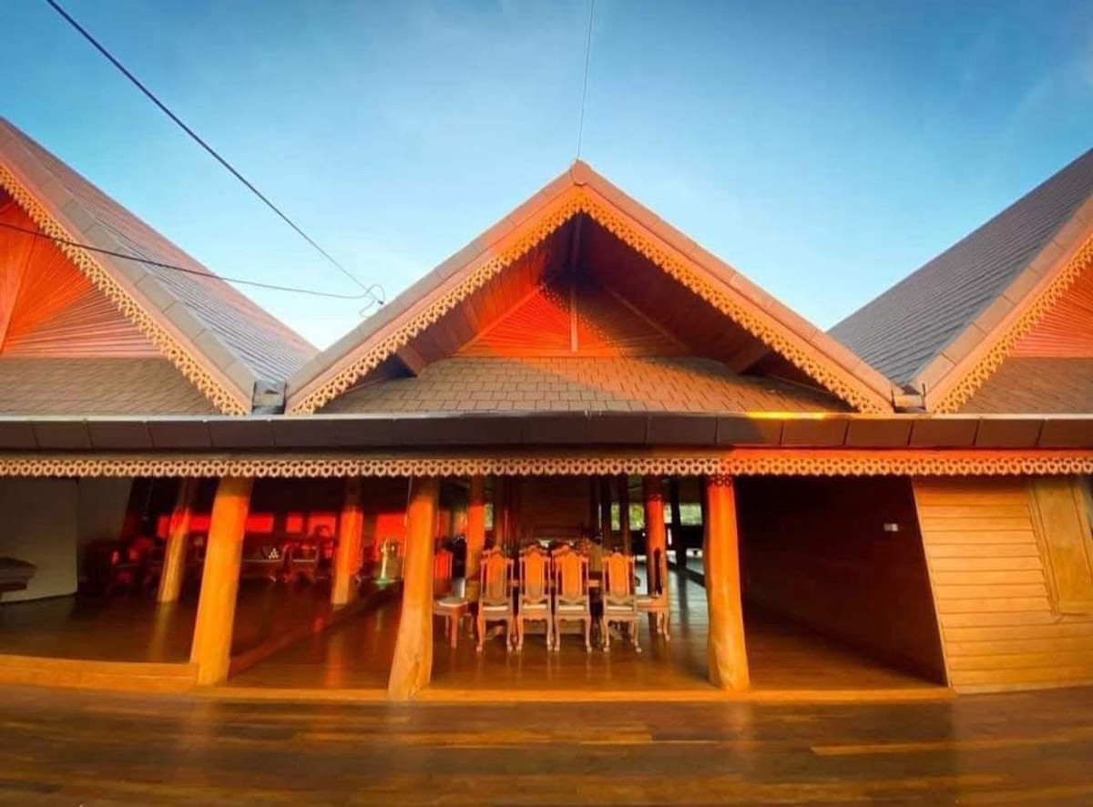 For SaleHousePhrae : Old teak houses for sale, large and small. Complete with train carriages On land in a prime location, Phrae Province, over 8 rai, next to the road along the irrigation canal, mountain view, cool and shady atmosphere mixed with the scent of nature in every