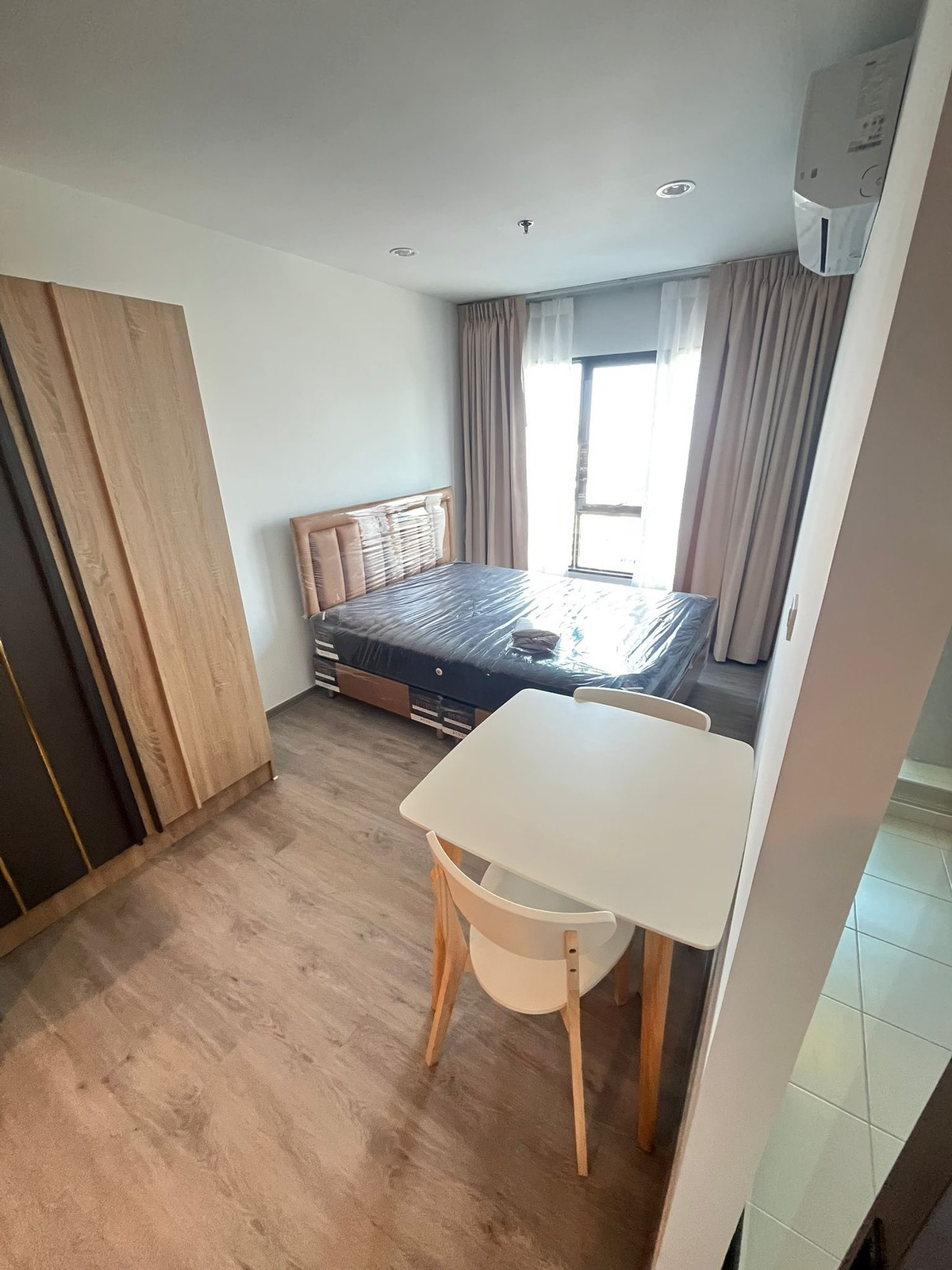 For RentCondoThaphra, Talat Phlu, Wutthakat : Condo next to BTS Wutthakat, convenient travel to Sathorn, Silom, Rama 3.