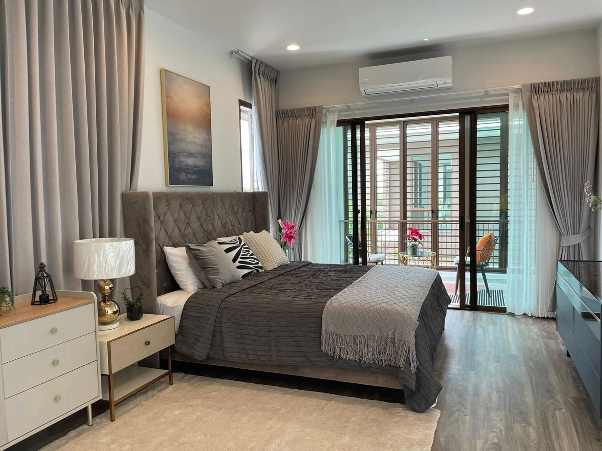 For RentHousePattanakan, Srinakarin : 📍 Single House for Rent: Detached house, Burasiri Village, Krungthep Kreetha, 4 floors, located near Brighton International School and Wellington   Type: 4 bedrooms / 4 bathrooms