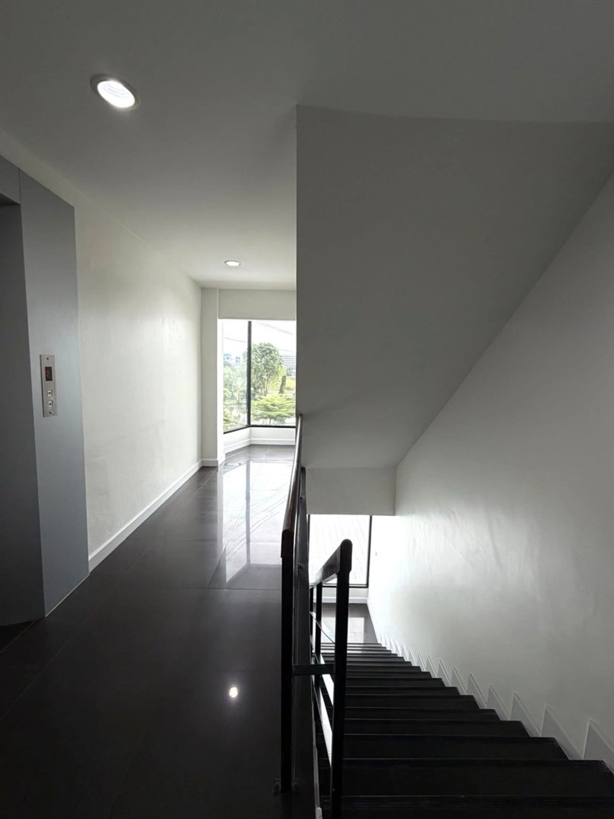 For RentRetail SpacePattanakan, Srinakarin : For rent, 5-story building with elevator, for business, offices, clinics, wellness, schools, institutes, has parking + common area, easy entry and exit, near luxury homes and international schools.