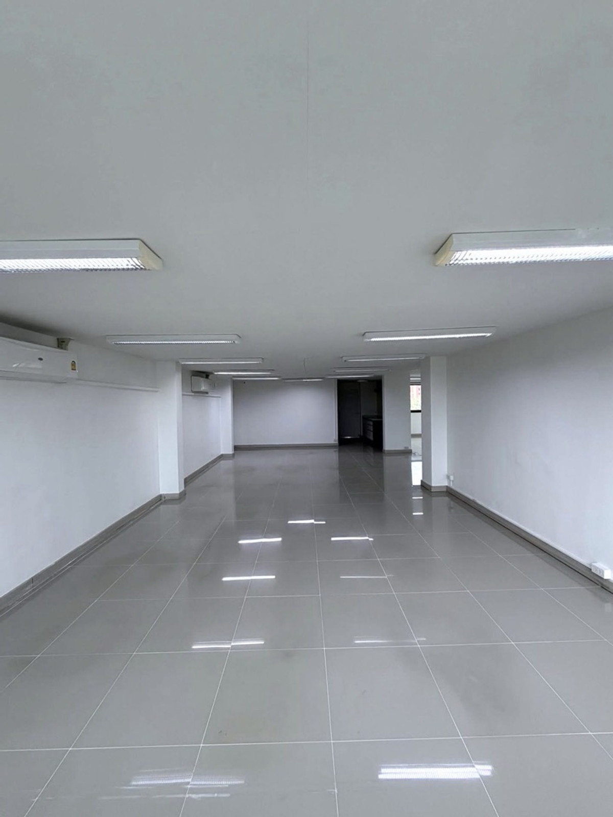 For RentRetail SpacePattanakan, Srinakarin : For rent, 5-story building with elevator, for business, offices, clinics, wellness, schools, institutes, has parking + common area, easy entry and exit, near luxury homes and international schools.