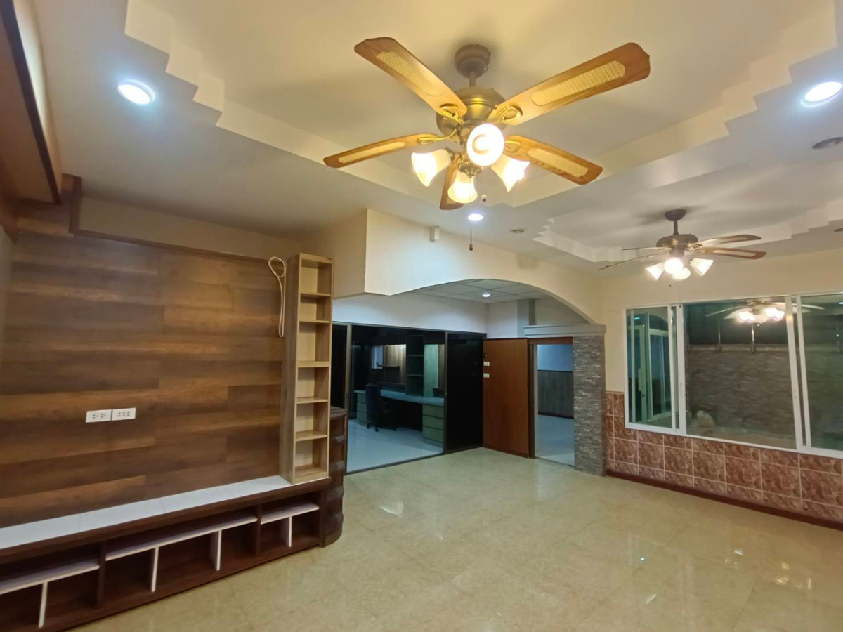 ขายทาวน์โฮมลาดพร้าว101 แฮปปี้แลนด์ : ลดเป็นล้าน  ด่วน !   บ้าน & โฮมออฟฟิต 2 ชั้น  พร้อมเข้าอยู่ได้เลย   หลังริม ทำเลเลียบด่วน และ ลาดพร้าว 87 หน้ากว้าง 10 เมตร 