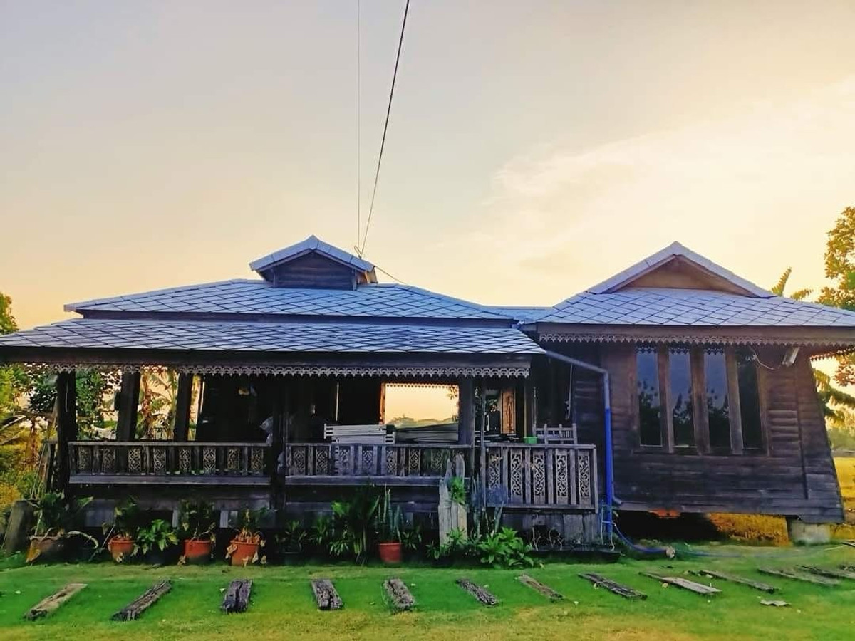 For SaleHousePhrae : Old teak houses for sale, large and small. Complete with train carriages On land in a prime location, Phrae Province, over 8 rai, next to the road along the irrigation canal, mountain view, cool and shady atmosphere mixed with the scent of nature in every