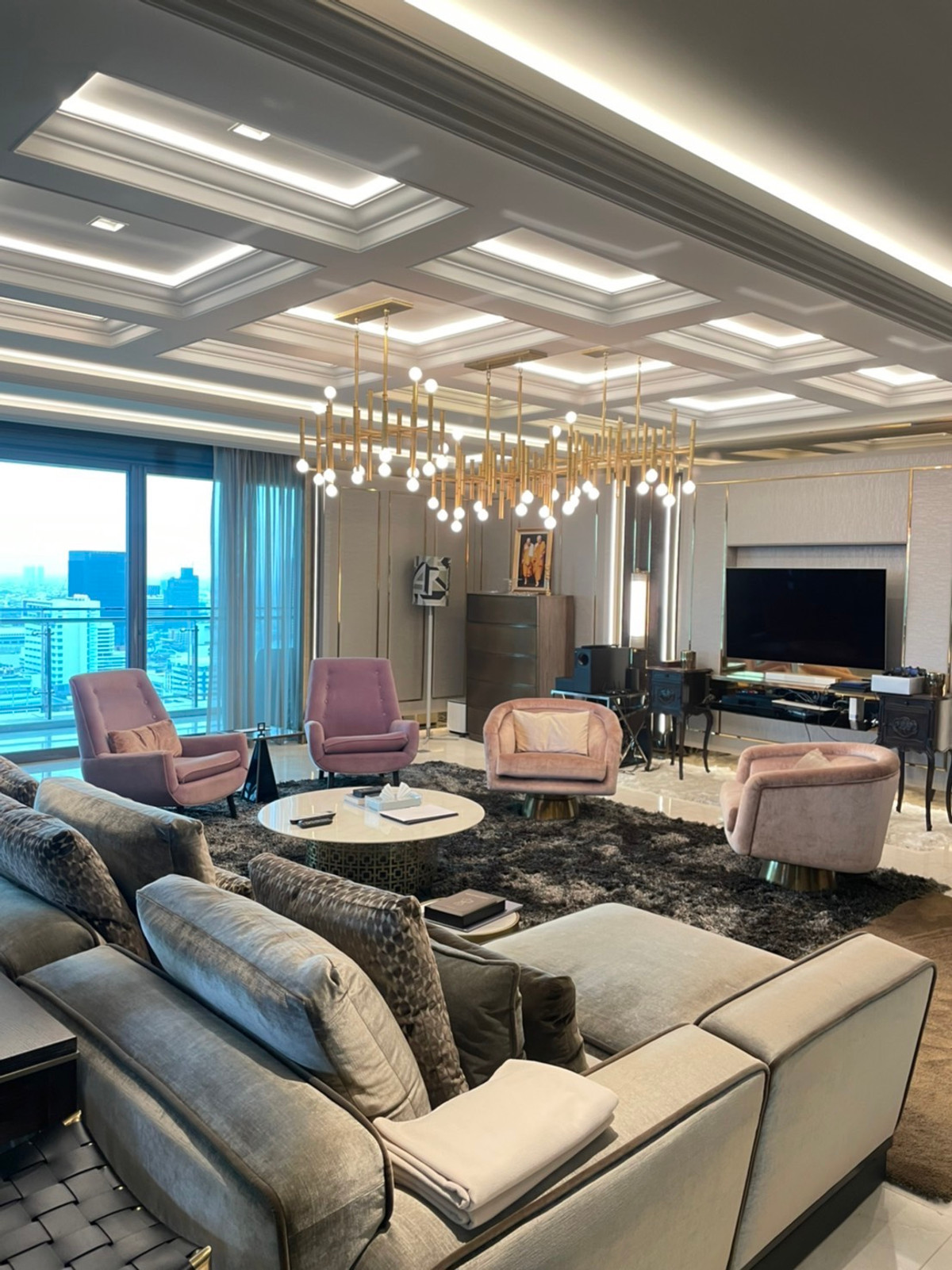 ให้เช่าคอนโดวิทยุ ชิดลม หลังสวน : The St. Regis Bangkok 📍 ติด BTS ราชดำริ 💳  ค่าเช่า: 450,000 บาท/เดือน (สัญญา 1 ปี) 📐 3 ห้องนอน | 4 ห้องน้ำ | 1 ห้องแม่บ้าน 🚫 ไม่รับ Co-agent 