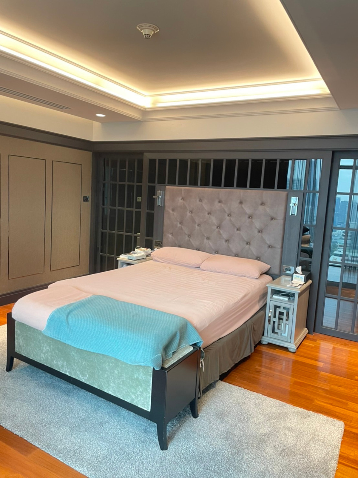 ให้เช่าคอนโดวิทยุ ชิดลม หลังสวน : The St. Regis Bangkok 📍 ติด BTS ราชดำริ 💳  ค่าเช่า: 450,000 บาท/เดือน (สัญญา 1 ปี) 📐 3 ห้องนอน | 4 ห้องน้ำ | 1 ห้องแม่บ้าน 🚫 ไม่รับ Co-agent 