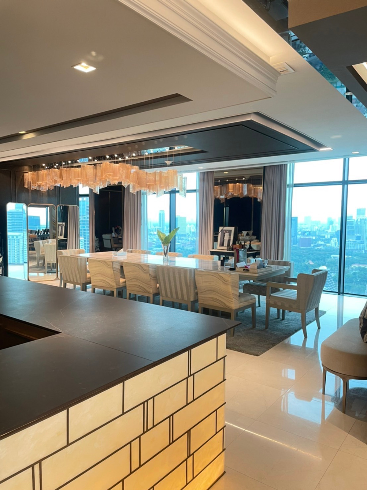 ให้เช่าคอนโดวิทยุ ชิดลม หลังสวน : The St. Regis Bangkok 📍 ติด BTS ราชดำริ 💳  ค่าเช่า: 450,000 บาท/เดือน (สัญญา 1 ปี) 📐 3 ห้องนอน | 4 ห้องน้ำ | 1 ห้องแม่บ้าน 🚫 ไม่รับ Co-agent 