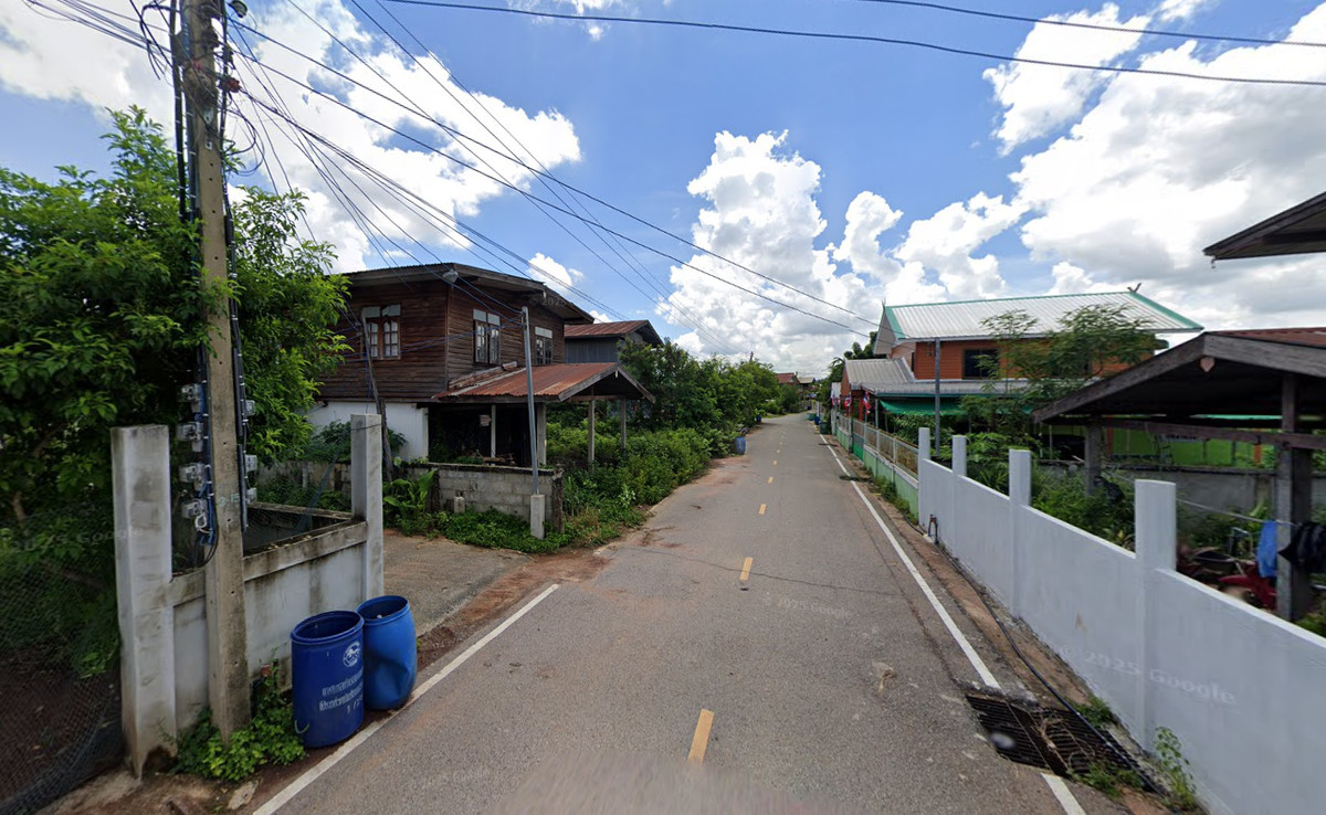 For SaleHouseChaiyaphum : Cheap land for sale, 57 square meters with a wooden house in the community behind Ban Na Nong Thum School, Na Nong Thum Subdistrict, Kaeng Khro District, Chaiyaphum Province.