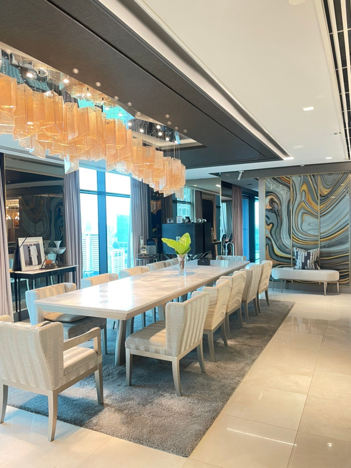 ให้เช่าคอนโดวิทยุ ชิดลม หลังสวน : The St. Regis Bangkok 📍 ติด BTS ราชดำริ 💳  ค่าเช่า: 450,000 บาท/เดือน (สัญญา 1 ปี) 📐 3 ห้องนอน | 4 ห้องน้ำ | 1 ห้องแม่บ้าน 🚫 ไม่รับ Co-agent 