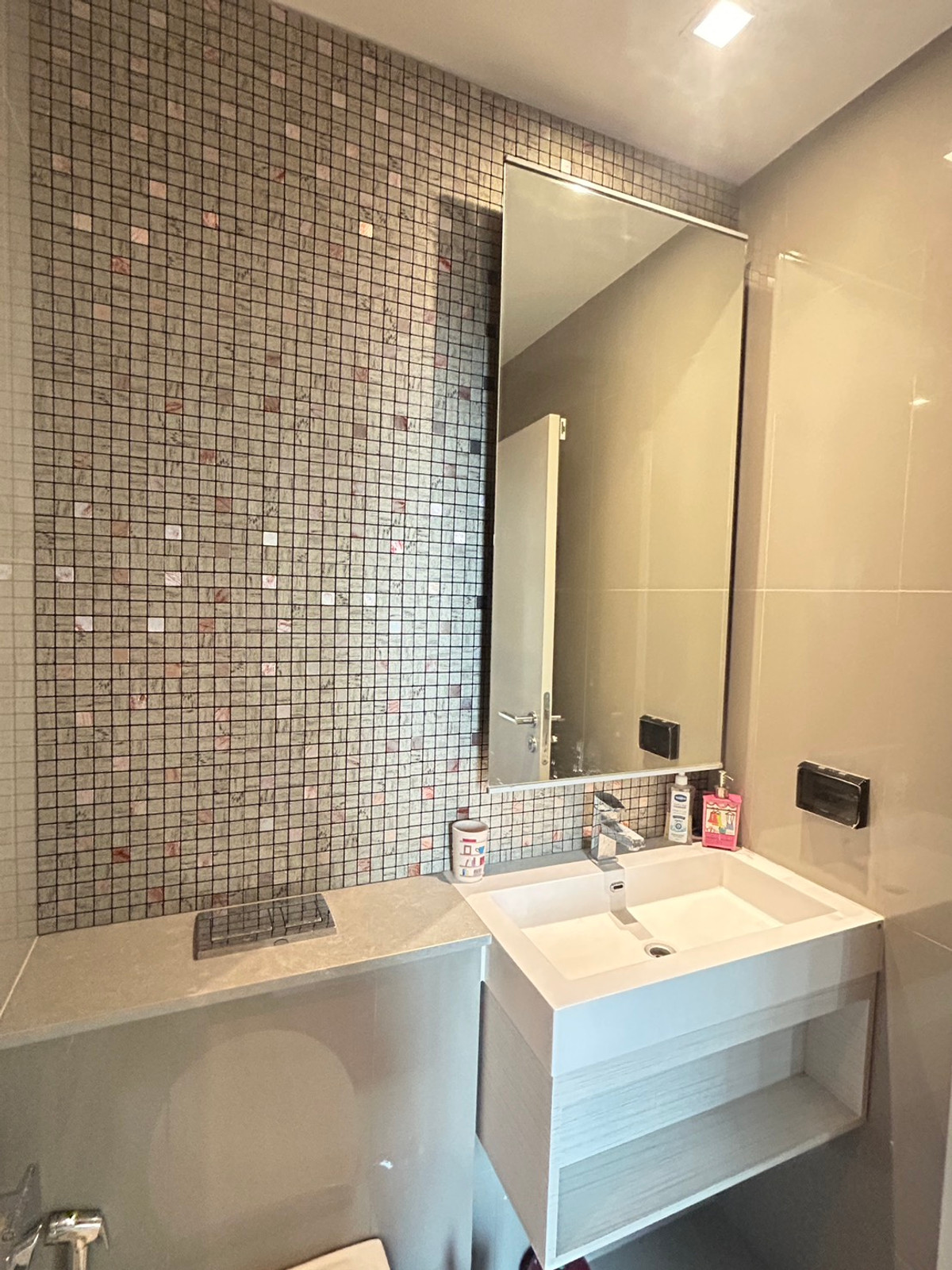 For RentCondoThaphra, Talat Phlu, Wutthakat : Condo for rent, Whizdom Station Ratchada Tha Phra, next to BTS Talat Phlu, opposite The Mall Tha Phra.