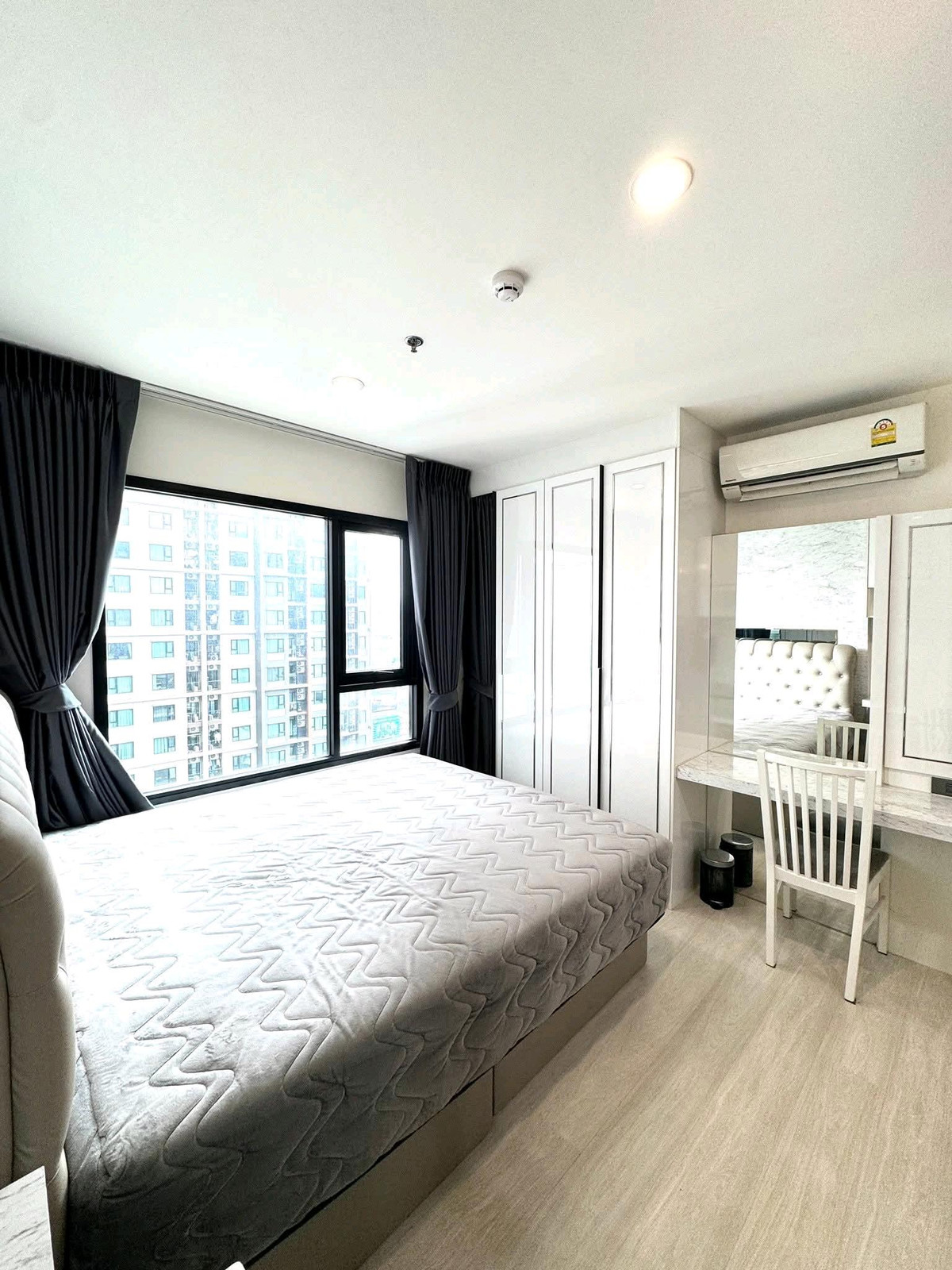 For RentCondoRama9, Petchburi, RCA : 📍 Near MRT Phetchaburi, potential location in the heart of the city✨ High floor room, beautiful city view, comfortable, easy to travel.