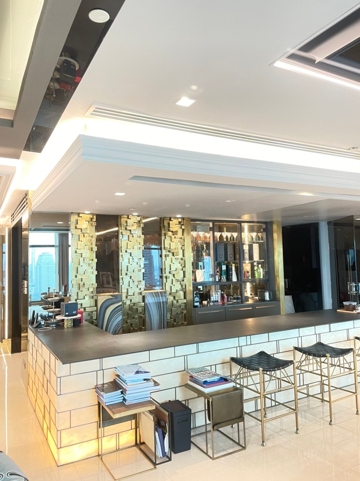 ให้เช่าคอนโดวิทยุ ชิดลม หลังสวน : The St. Regis Bangkok 📍 ติด BTS ราชดำริ 💳  ค่าเช่า: 450,000 บาท/เดือน (สัญญา 1 ปี) 📐 3 ห้องนอน | 4 ห้องน้ำ | 1 ห้องแม่บ้าน 🚫 ไม่รับ Co-agent 