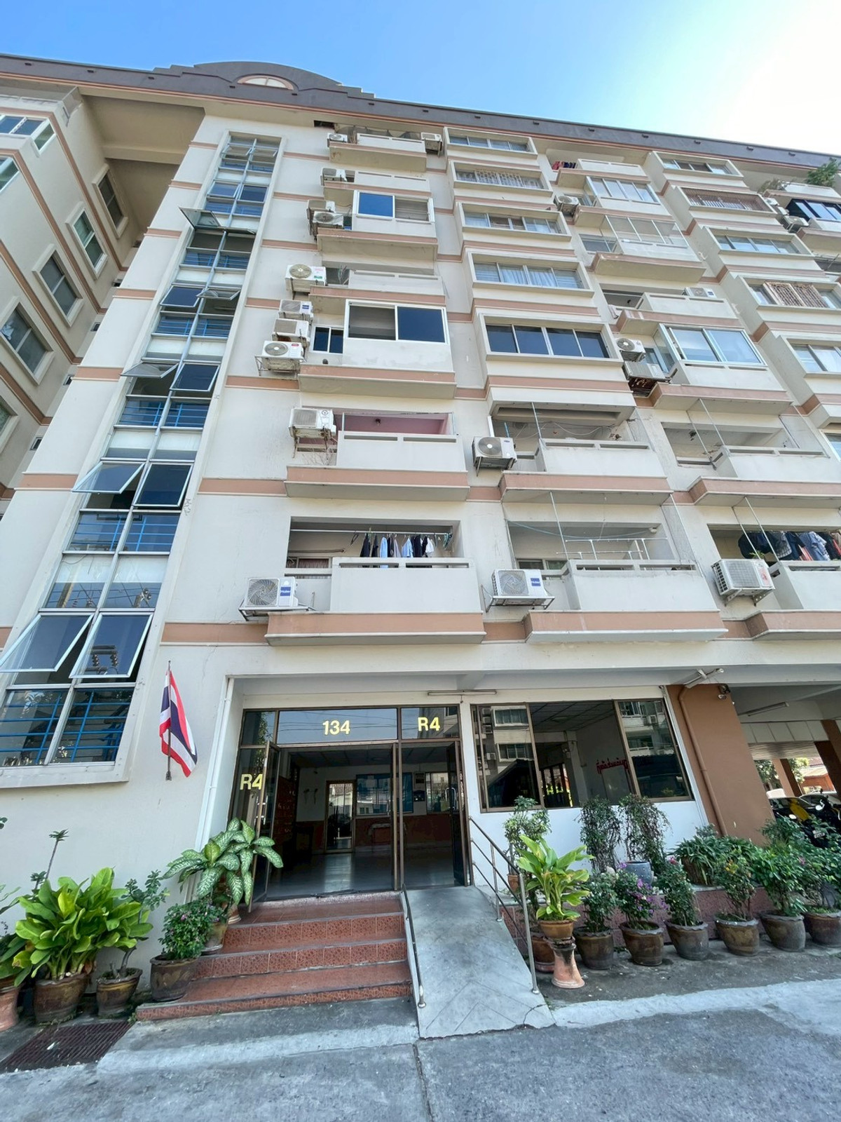 ขายคอนโดนวมินทร์ รามอินทรา : อมรพันธ์ คอนโด ตึก R4 2 นอน 2 น้ำ 70 ตารางเมตร ตกแต่งใหม่ พร้อมเฟอร์ครบ