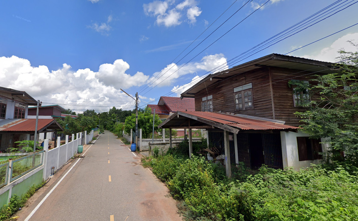 For SaleHouseChaiyaphum : Cheap land for sale, 57 square meters with a wooden house in the community behind Ban Na Nong Thum School, Na Nong Thum Subdistrict, Kaeng Khro District, Chaiyaphum Province.