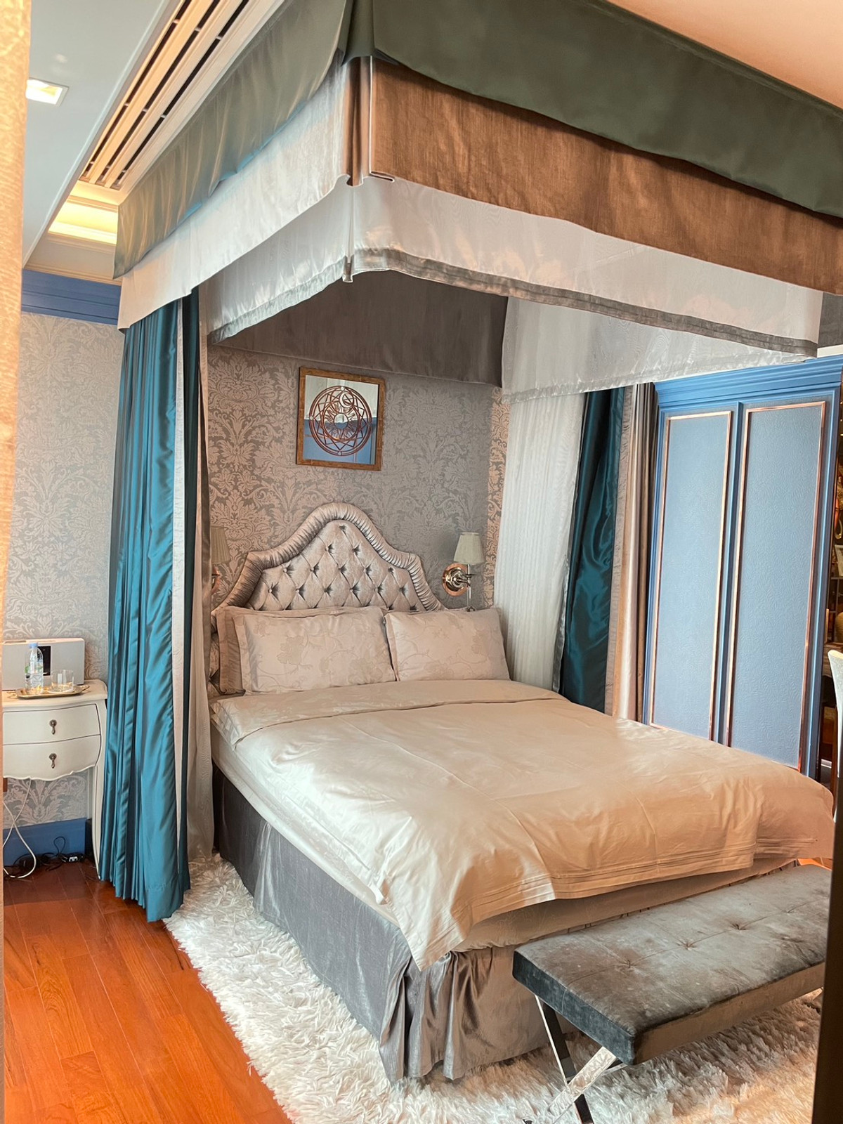 ให้เช่าคอนโดวิทยุ ชิดลม หลังสวน : The St. Regis Bangkok 📍 ติด BTS ราชดำริ 💳  ค่าเช่า: 450,000 บาท/เดือน (สัญญา 1 ปี) 📐 3 ห้องนอน | 4 ห้องน้ำ | 1 ห้องแม่บ้าน 🚫 ไม่รับ Co-agent 