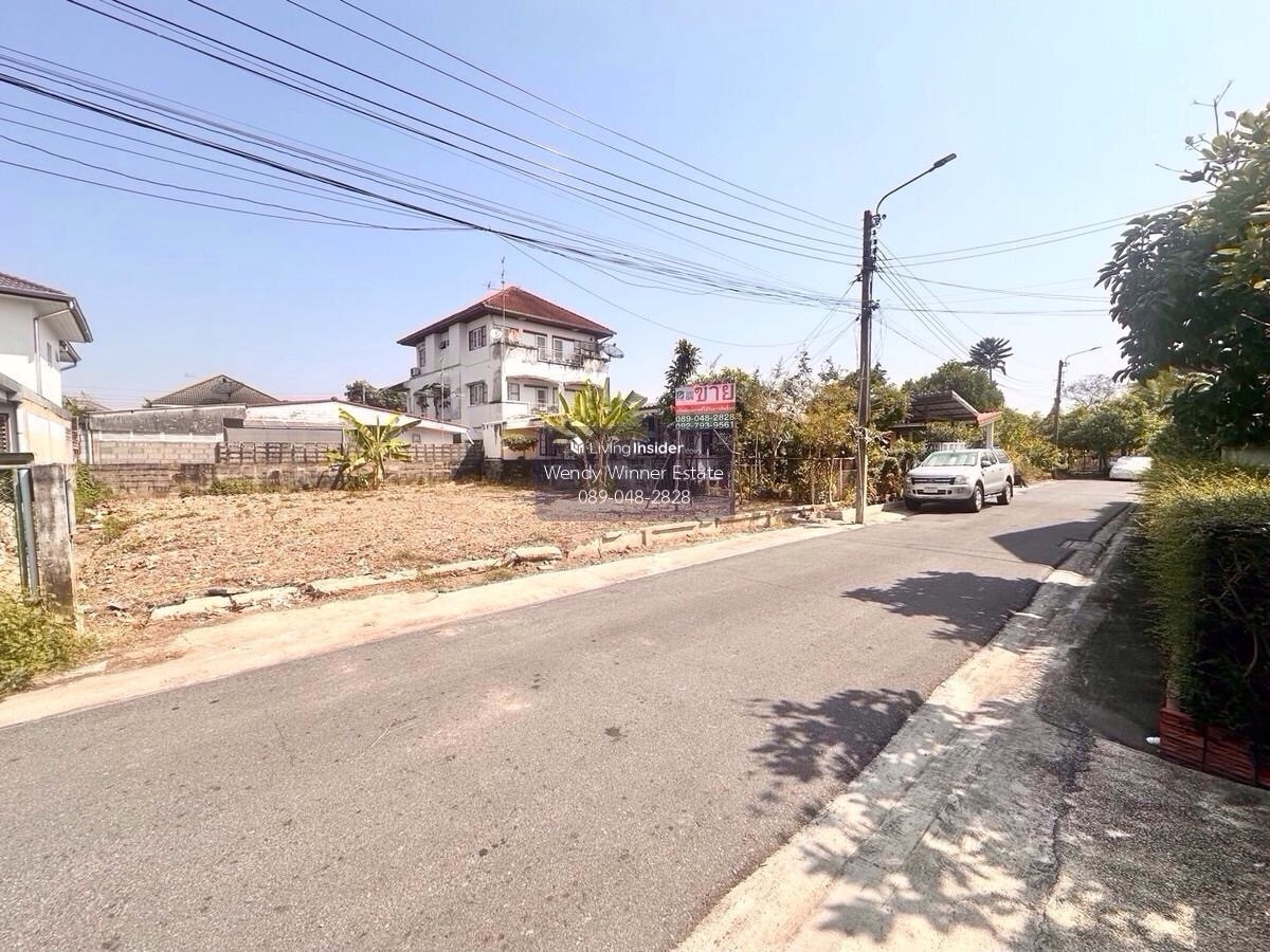 ขายที่ดินนวมินทร์ รามอินทรา : ขายที่ดินนวมินทร์ สวยเงียบสงบ น้ำไม่ท่วมเเปลงนี้เมื่อปี 2554, ที่ดินในโครงการปลอดภัย ไม่พลุกพล่าน, เข้าออกได้สองซอย ซอยนวมินทร์ 68 เเละ ประเสริฐมนูกิจ 46  ใกล้ทางด่วนเอกมัย-รามอินทรา, ใกล้รพ.พญาไท นวมินทร์ 4.8 กม., ใกล้ Foodland นวมินทร์ เปิด 24 ชม.